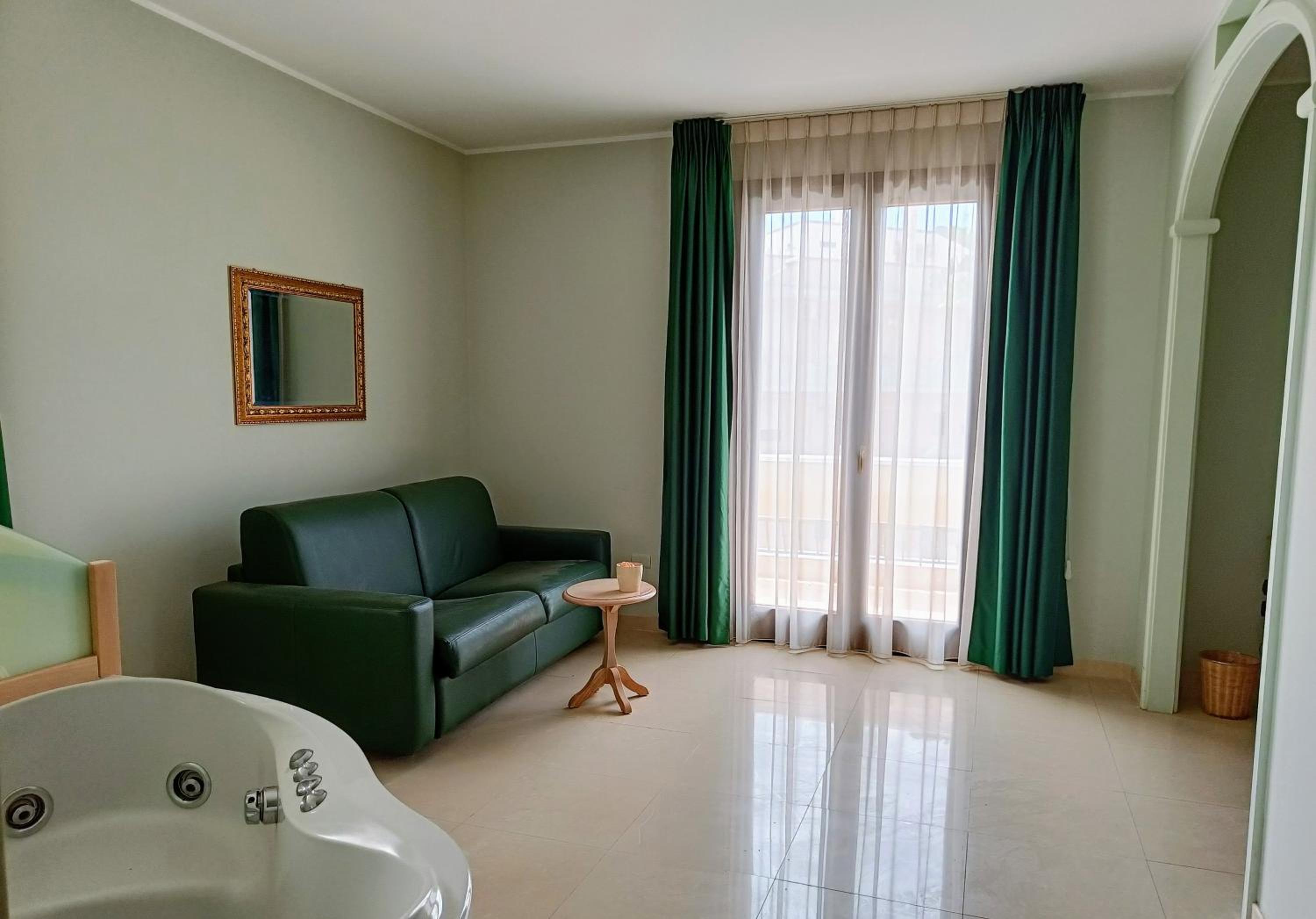 Suite with Balcony - Photo 7