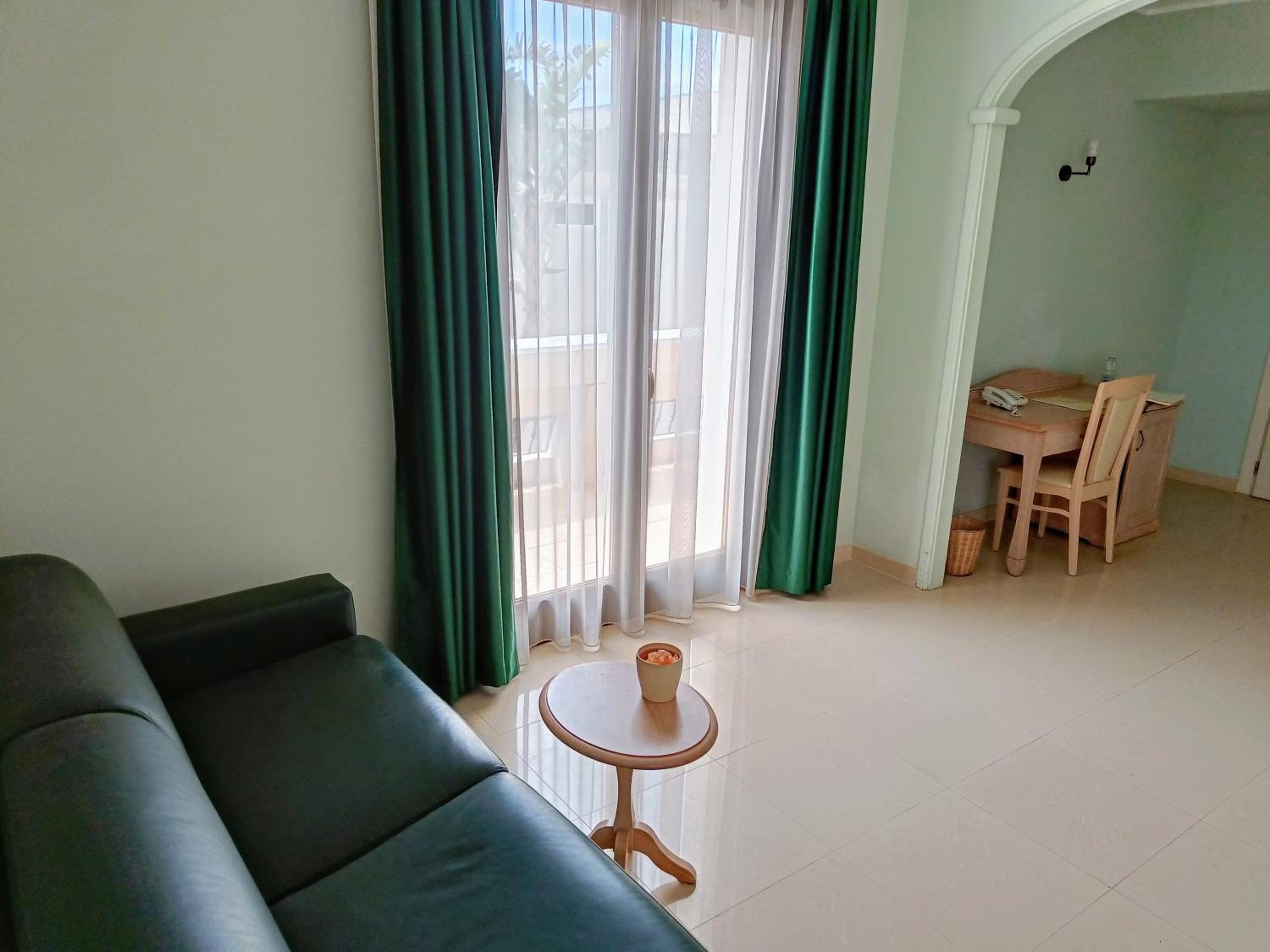 Suite with Balcony - Photo 16