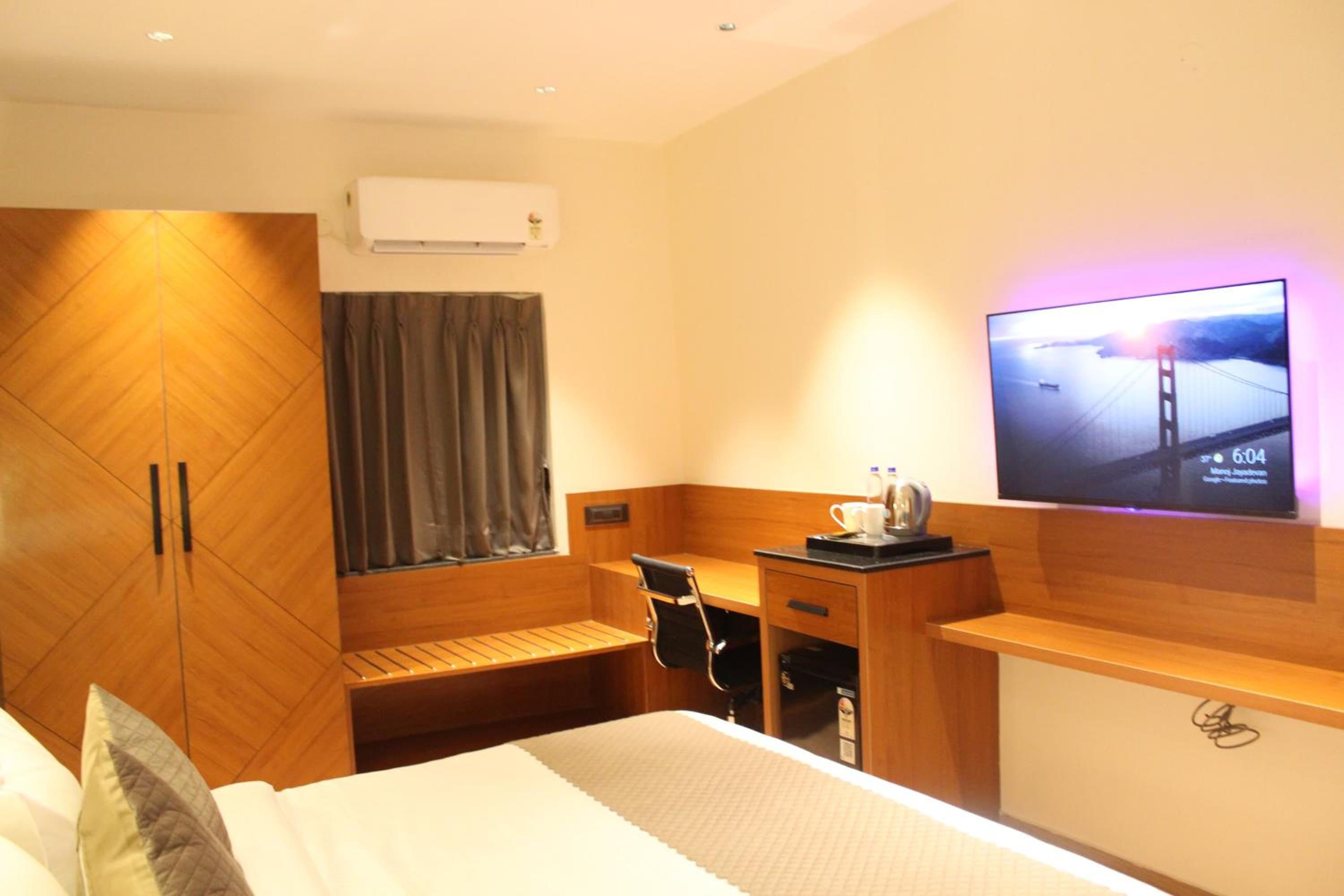 Deluxe King Room - Photo 1