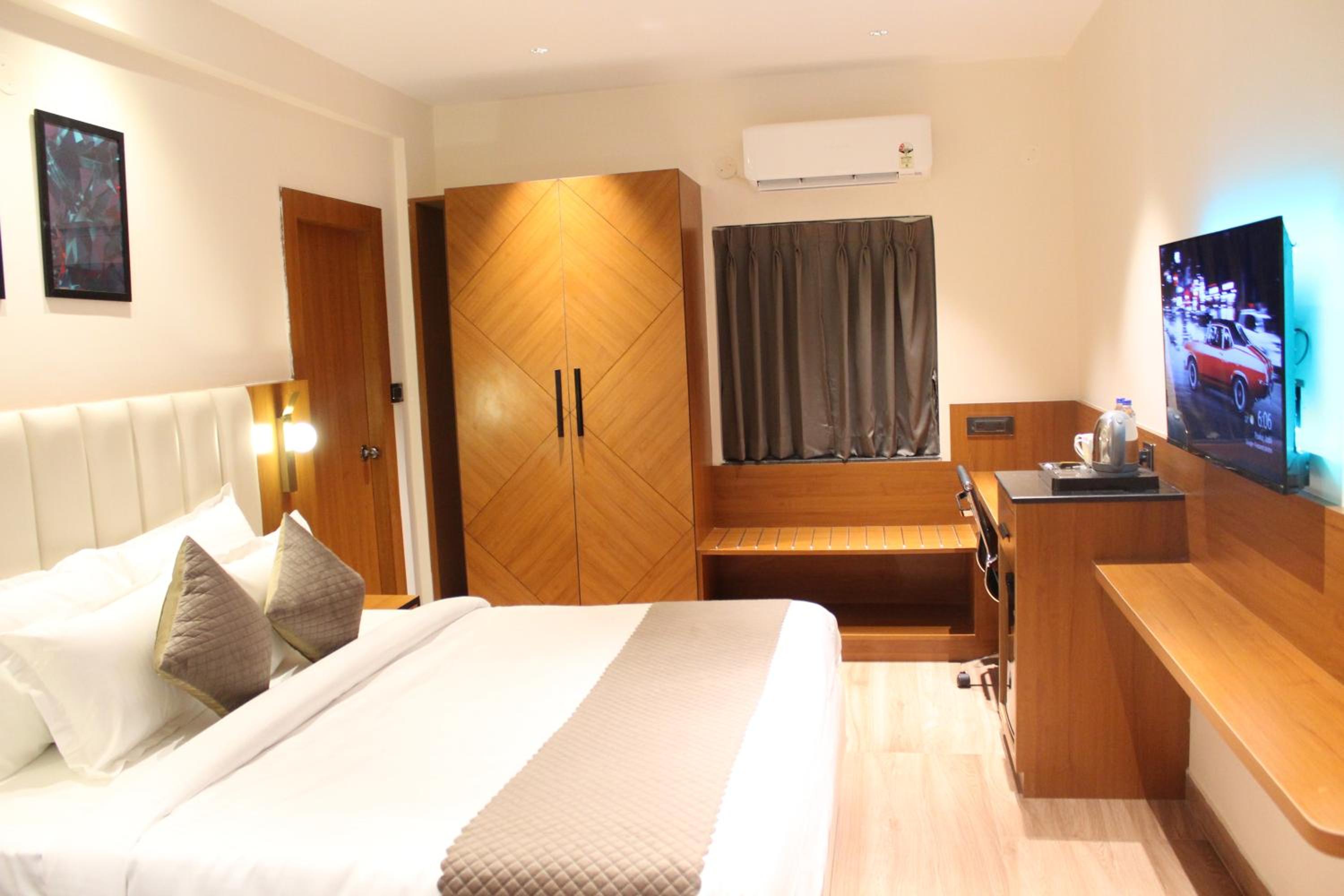 Deluxe King Room - Photo 4