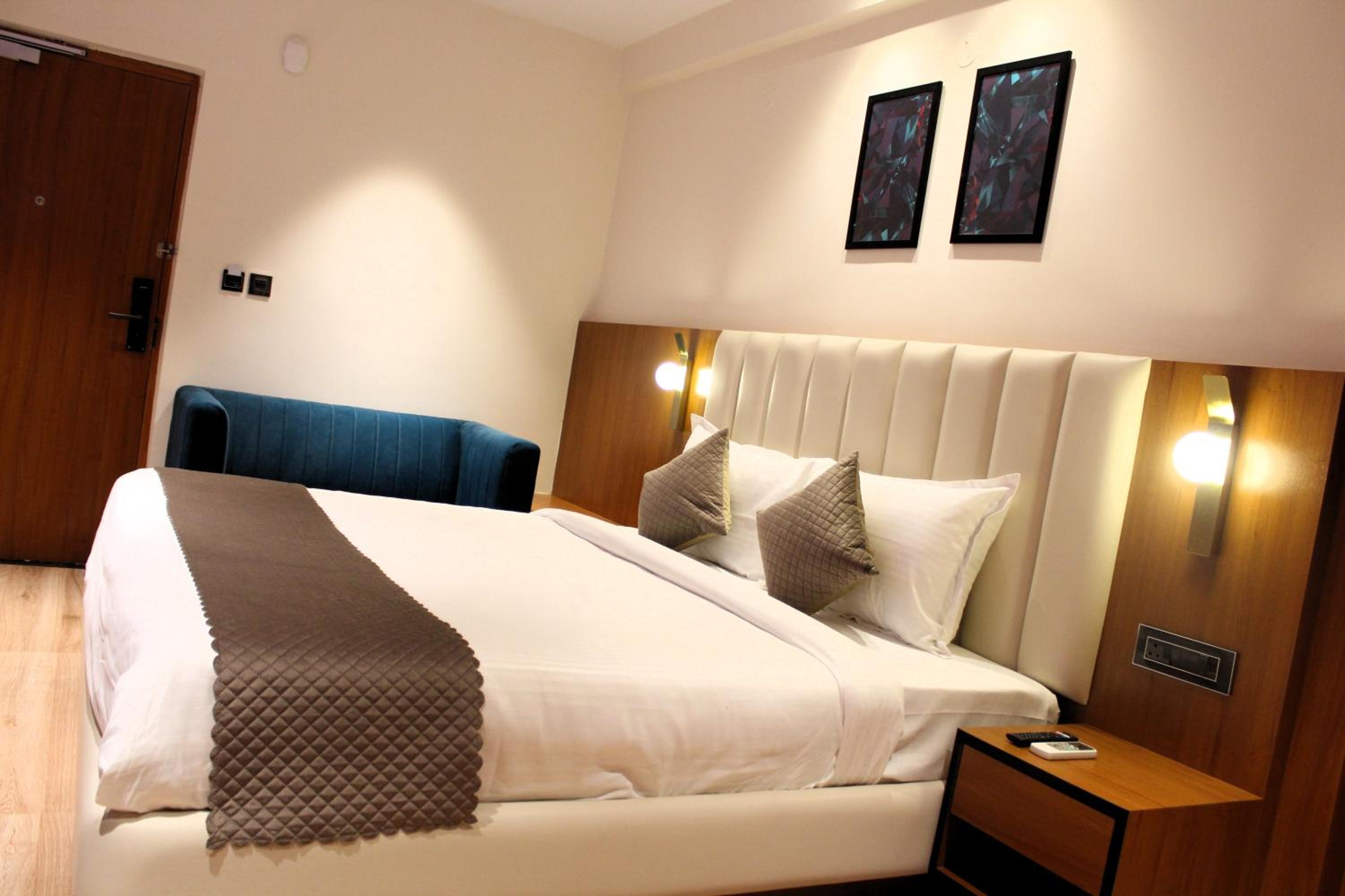 Deluxe King Room - Photo 3