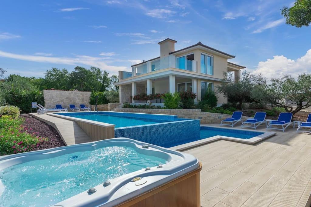 Villa photo 2