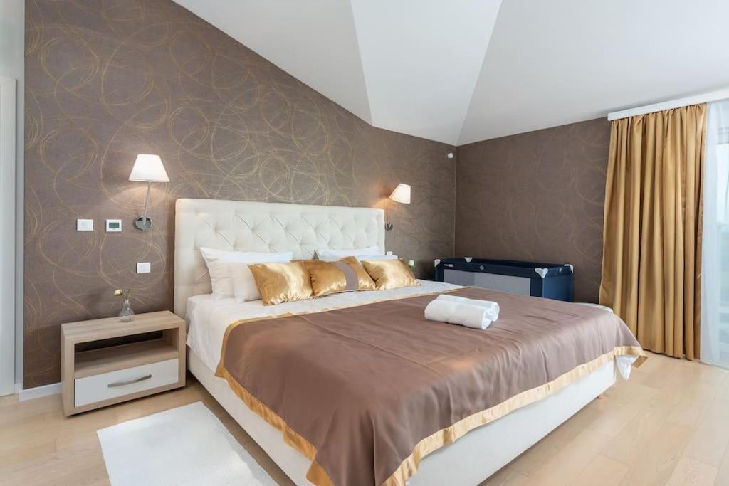 Villa photo 1