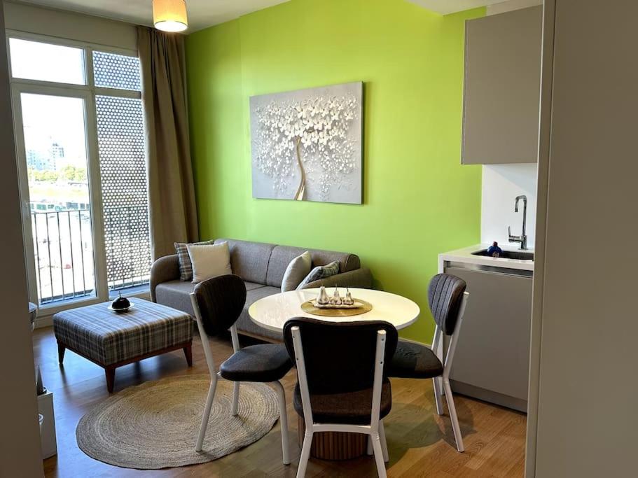 One-Bedroom Apartment photo 1