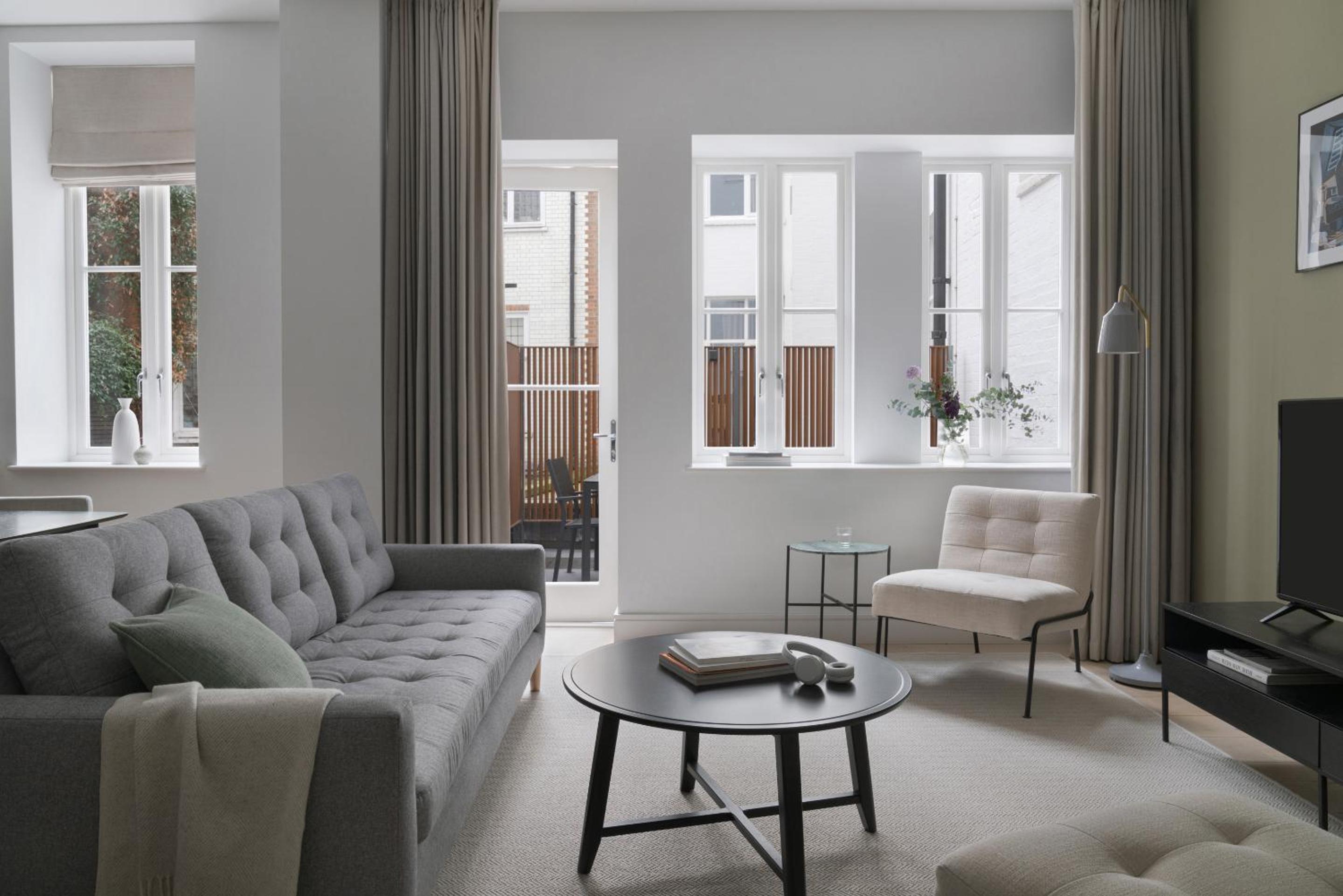 Three-Bedroom Apartment With Balcony photo 1