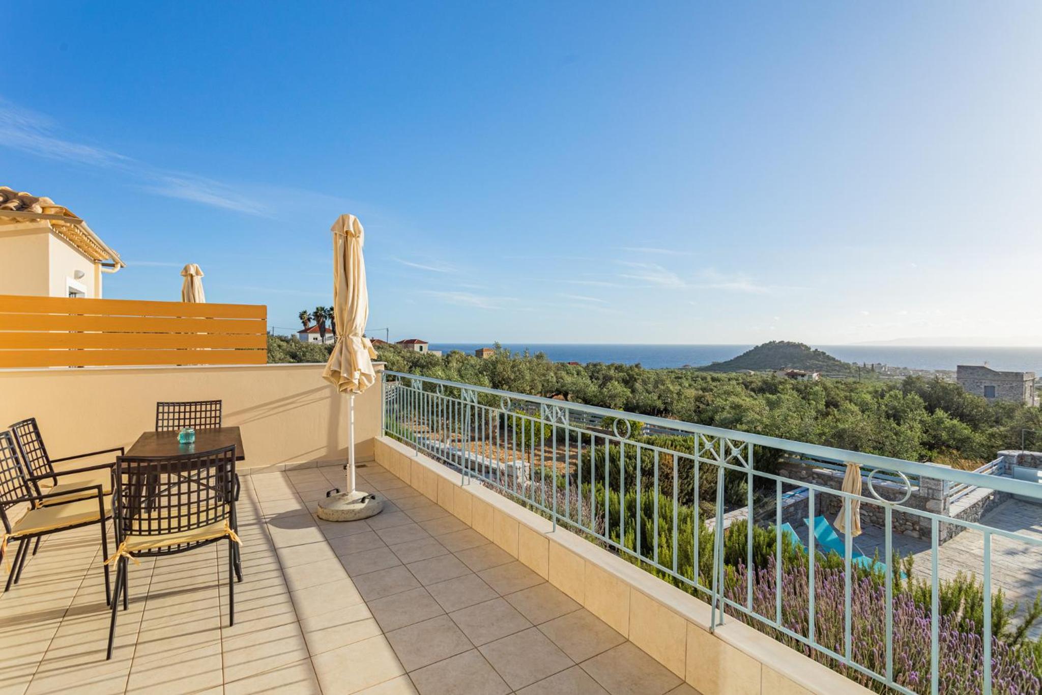 One-Bedroom Apartment with Sea View and Terrace - Photo 11