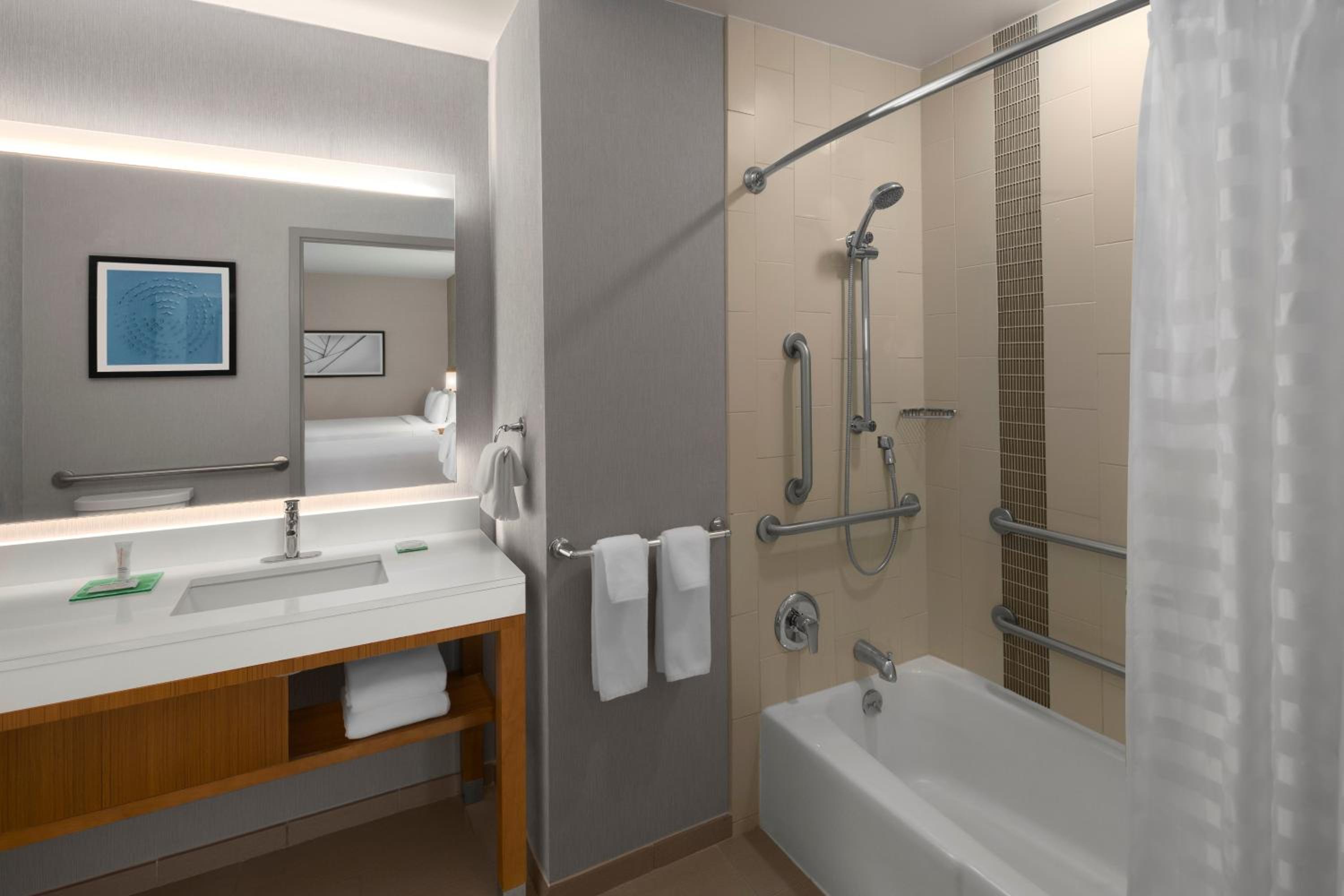 Queen Room with Two Queen Beds, Sofa Bed and Accessible Tub - Photo 2