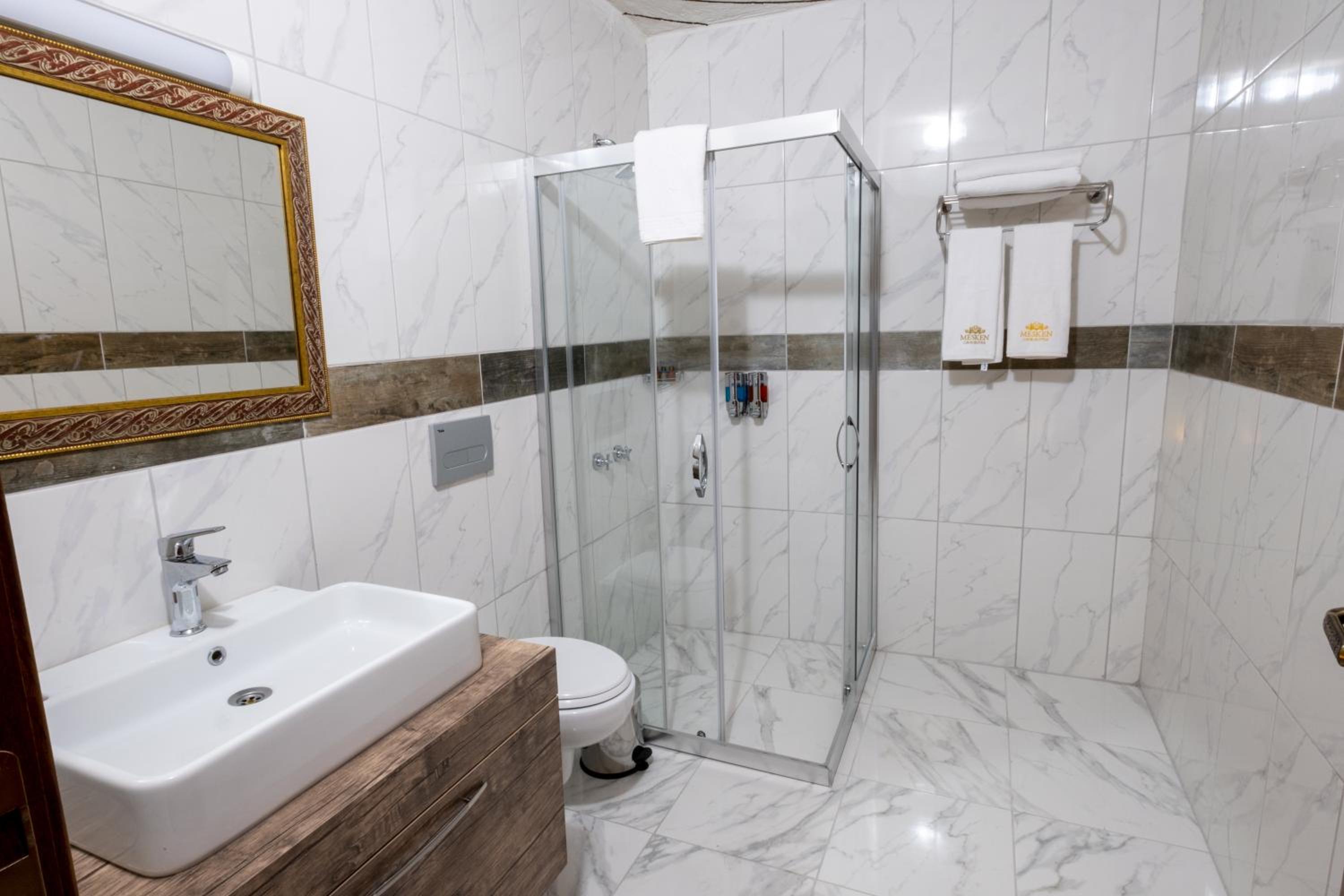 Standard Double or Twin Room - Photo 4