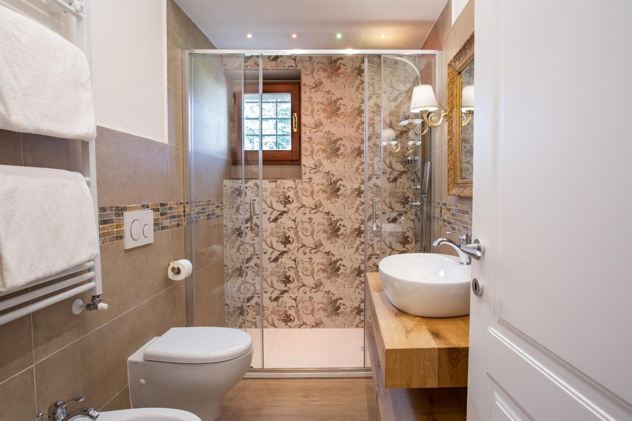 King Suite with Spa Bath - Photo 5