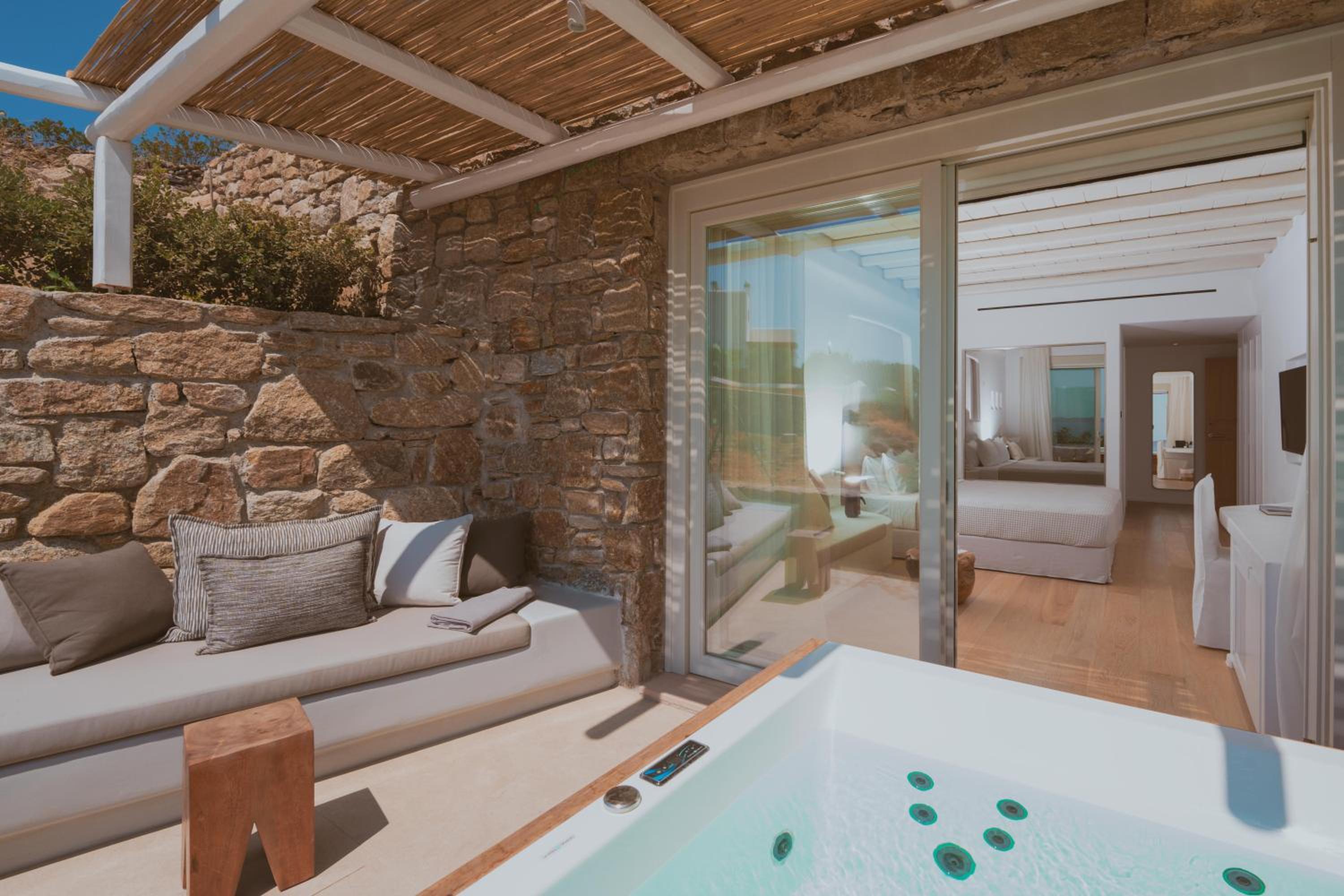 Deluxe King Suite with Hot Tub photo 2