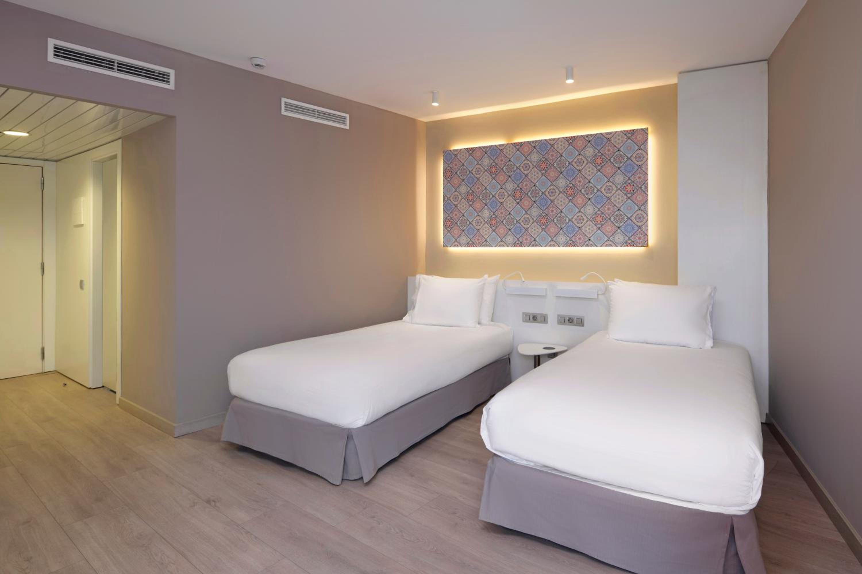 Twin Room - Photo 3