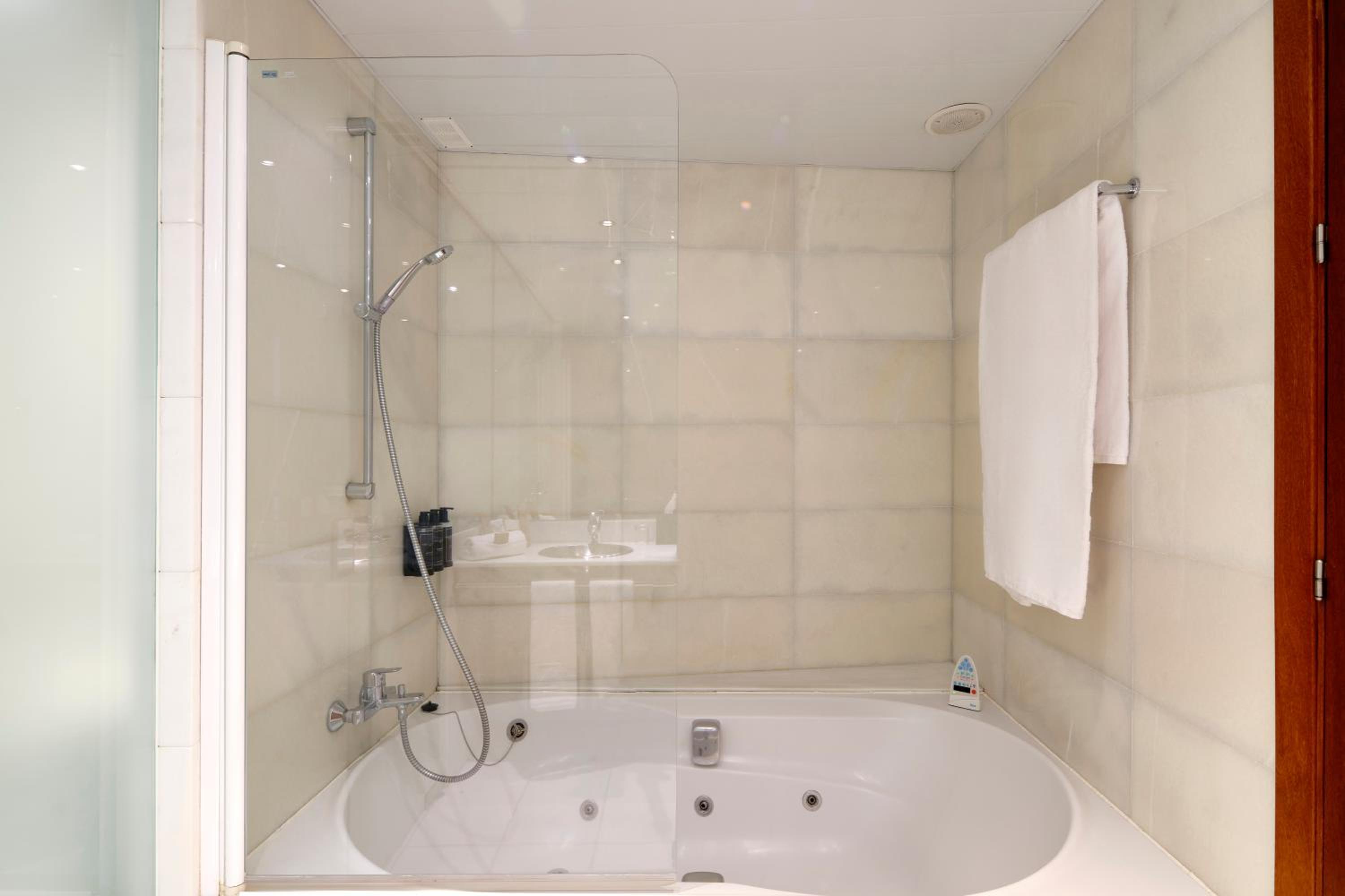 Queen Suite with Spa Bath - Photo 6