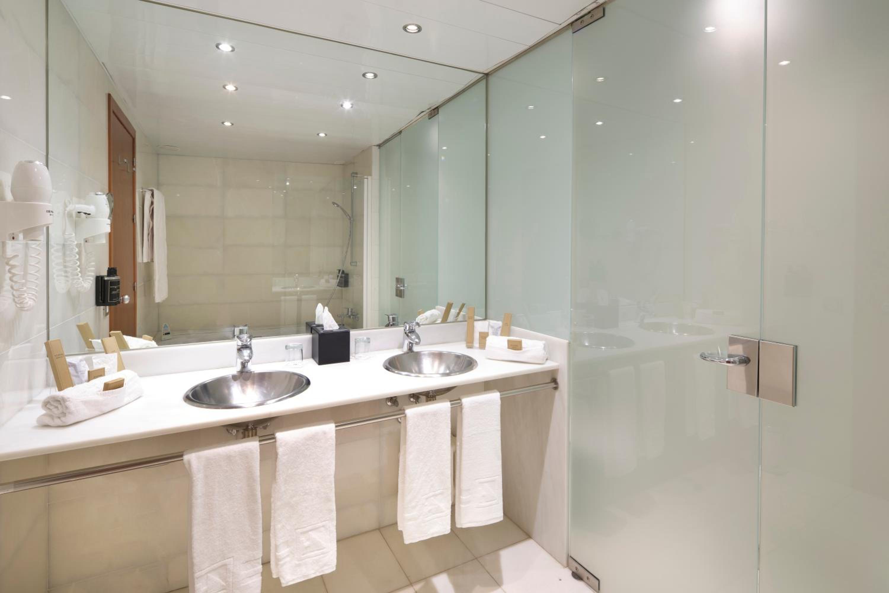 Queen Suite with Spa Bath - Photo 8