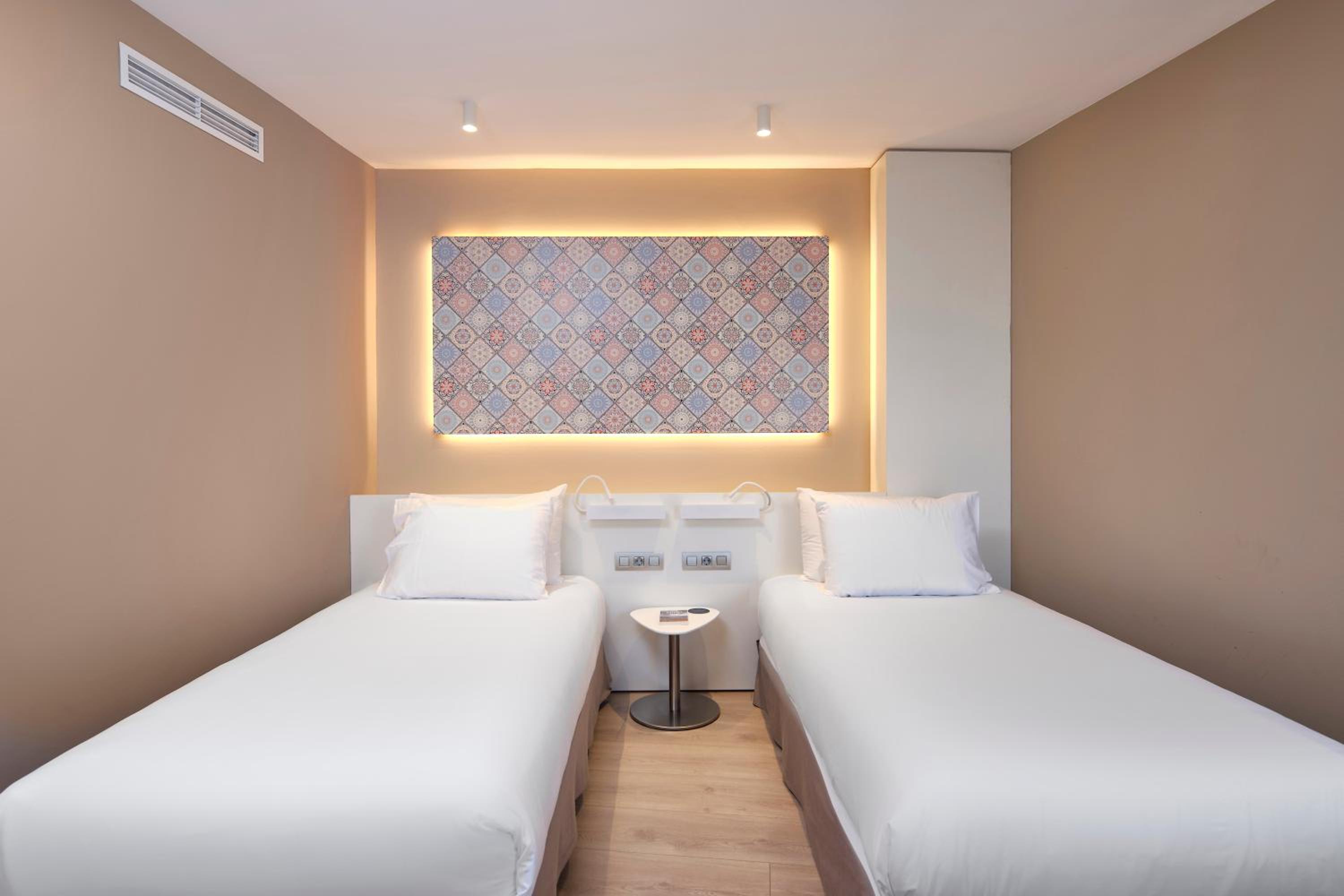 Twin Room - Photo 4