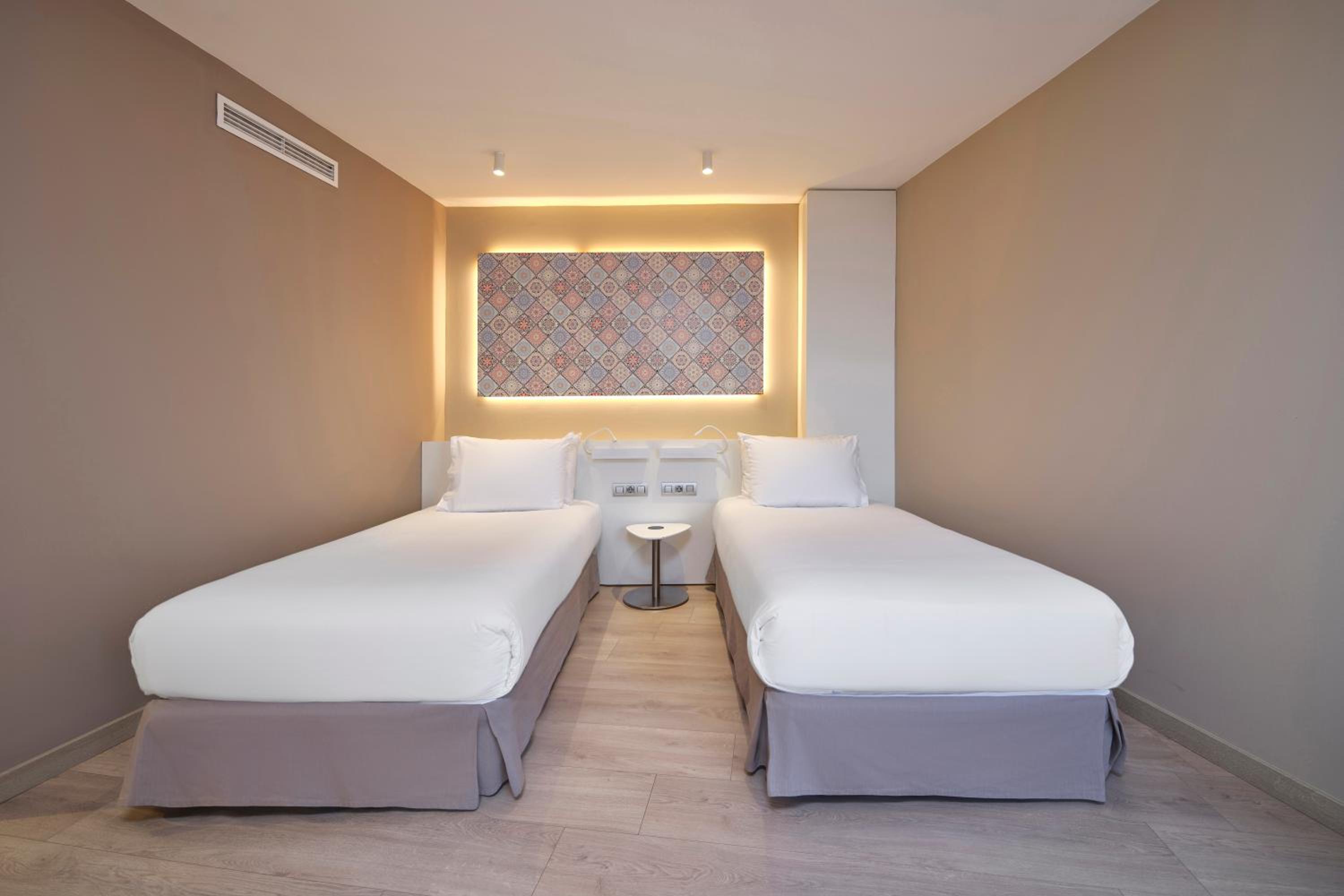 Twin Room - Photo 9