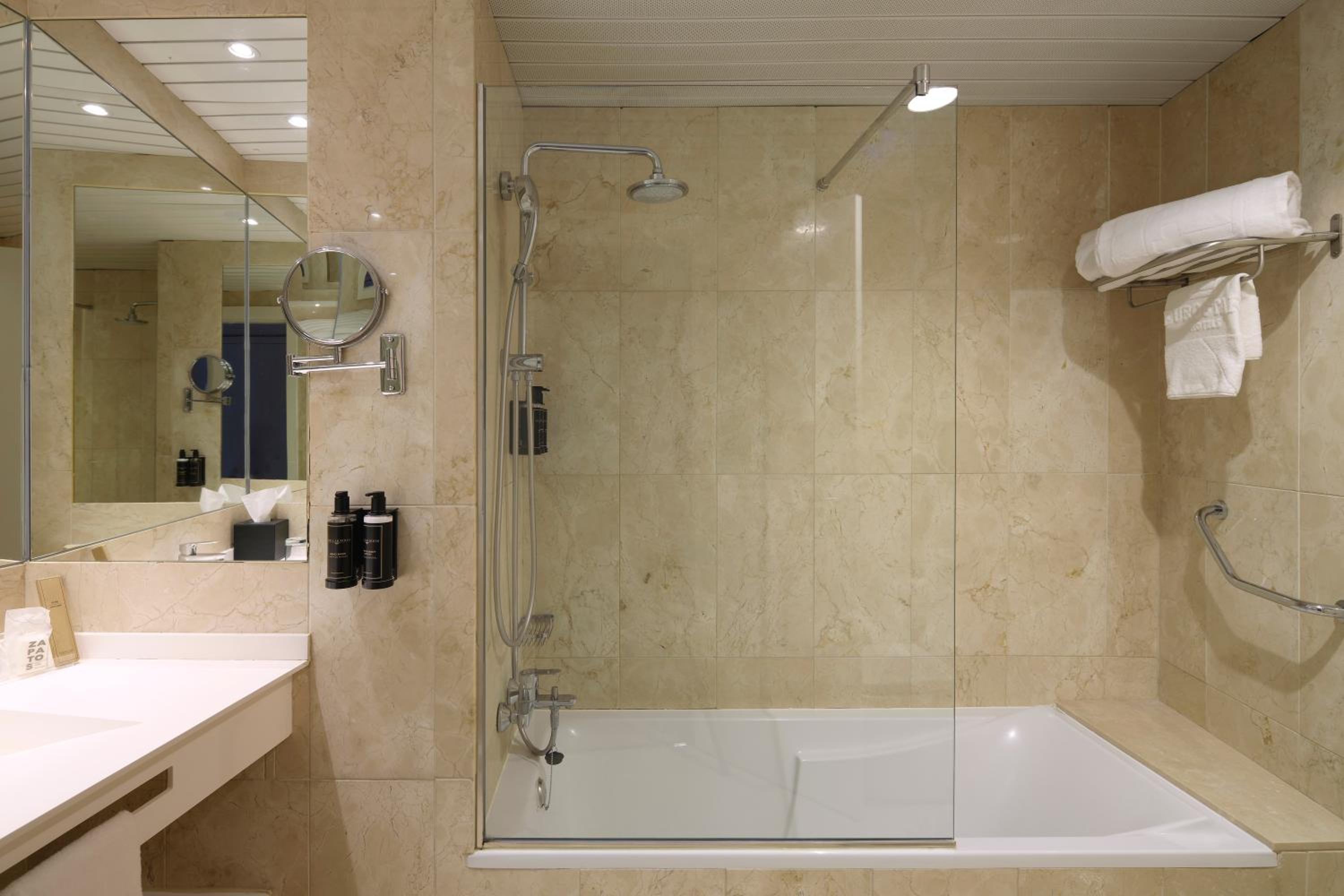 Double Room - Photo 6