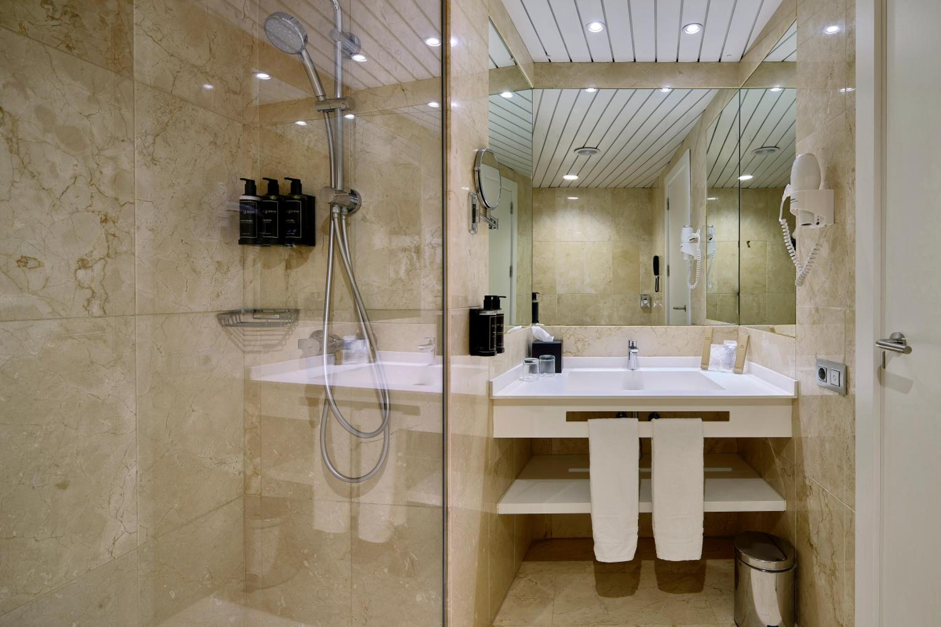 Double Room - Photo 11