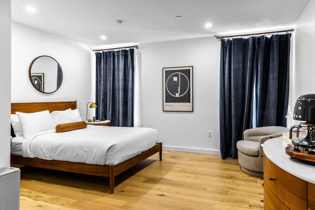 Queen Room photo 1