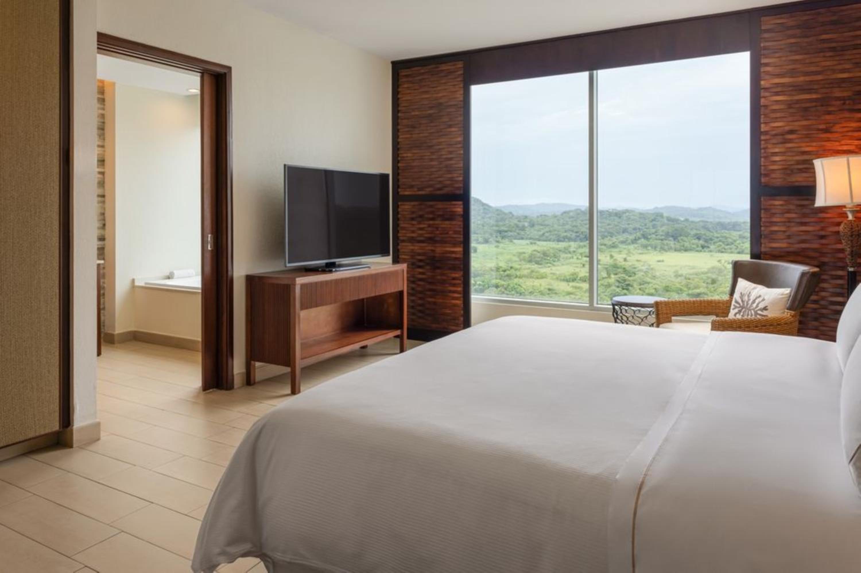 Deluxe, Guest room, 1 King, Garden view