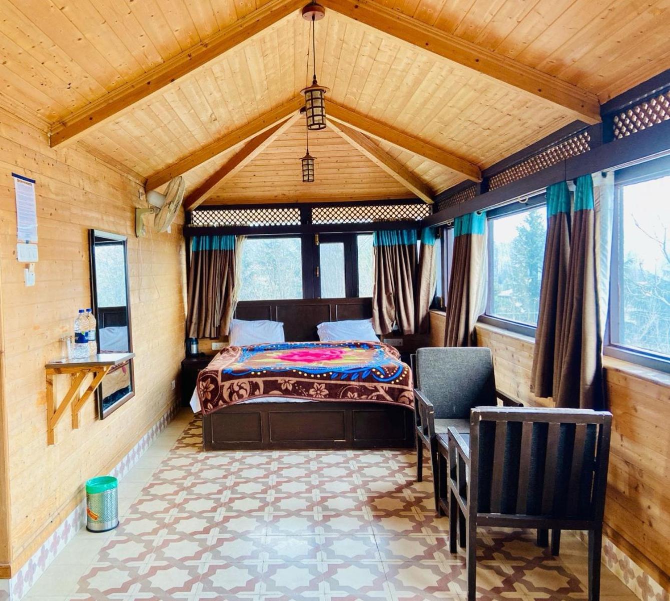 Deluxe Double Room (2 Adults + 1 Child)
