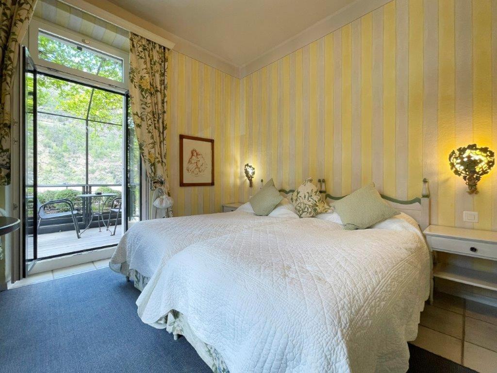 Deluxe Double Room with Balcony photo 2
