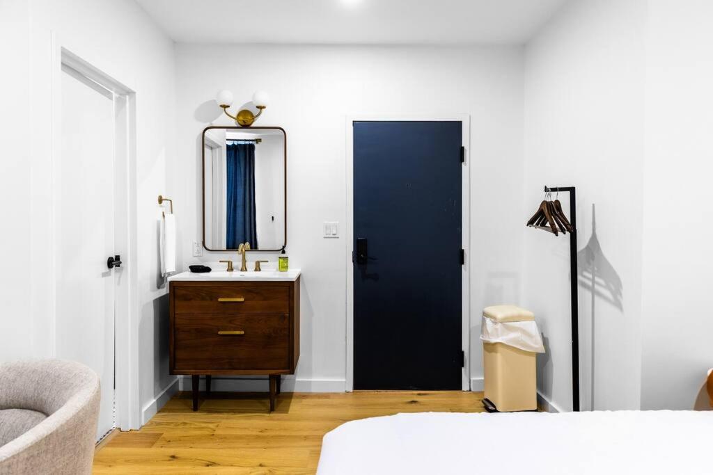 Queen Room photo 1
