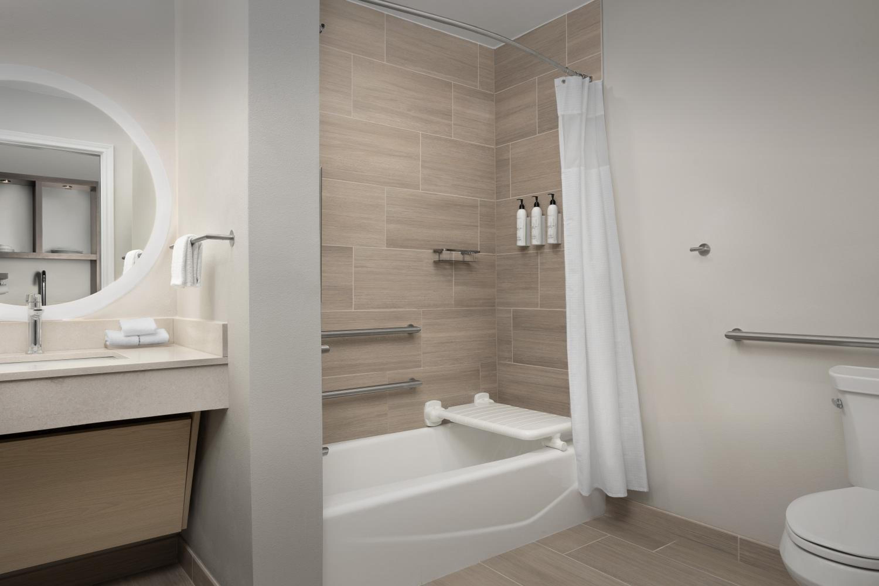 King Studio with Adapted Tub - Mobility Accessible photo 2