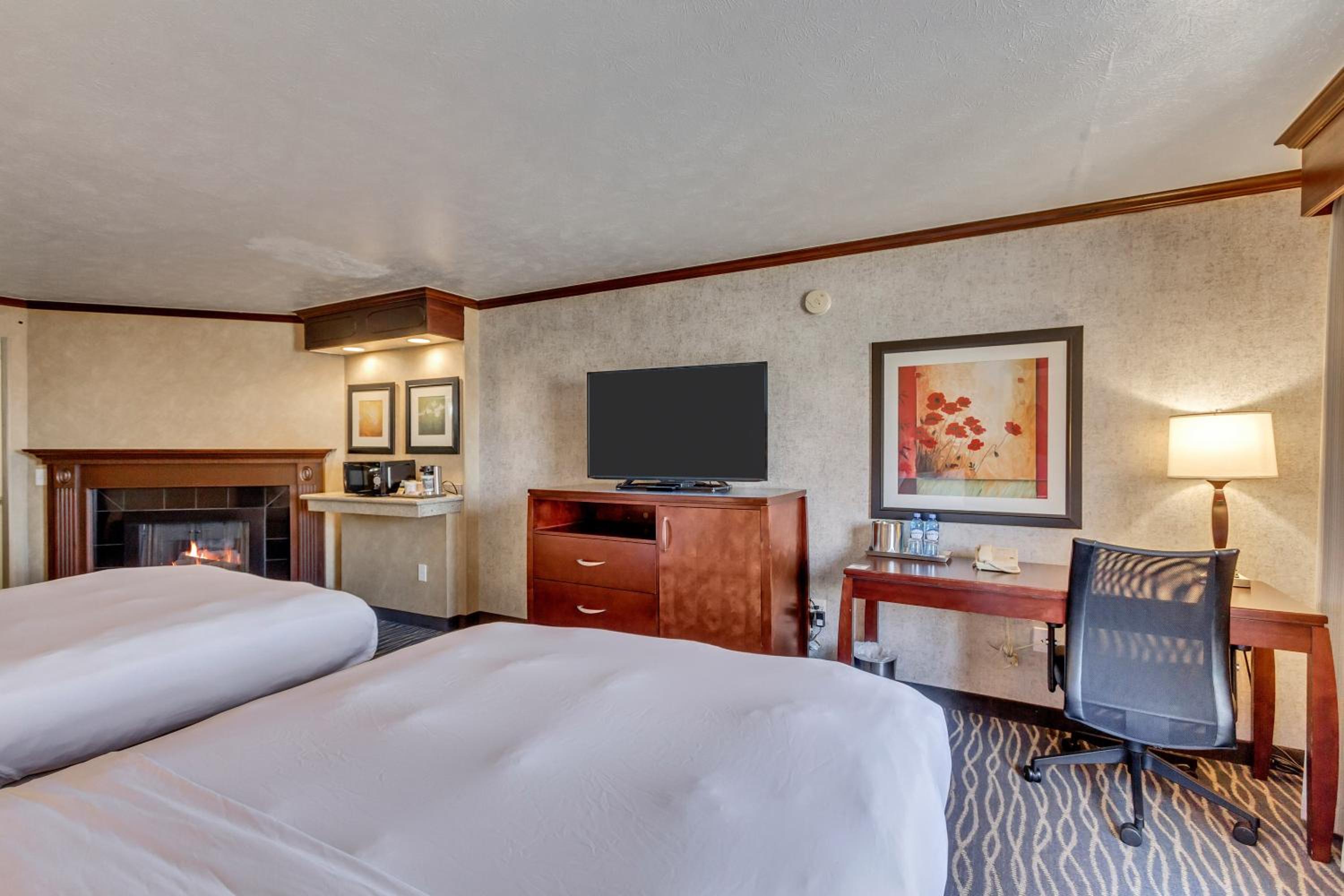 Queen Room with Two Queen Beds - Non-Smoking - Photo 5