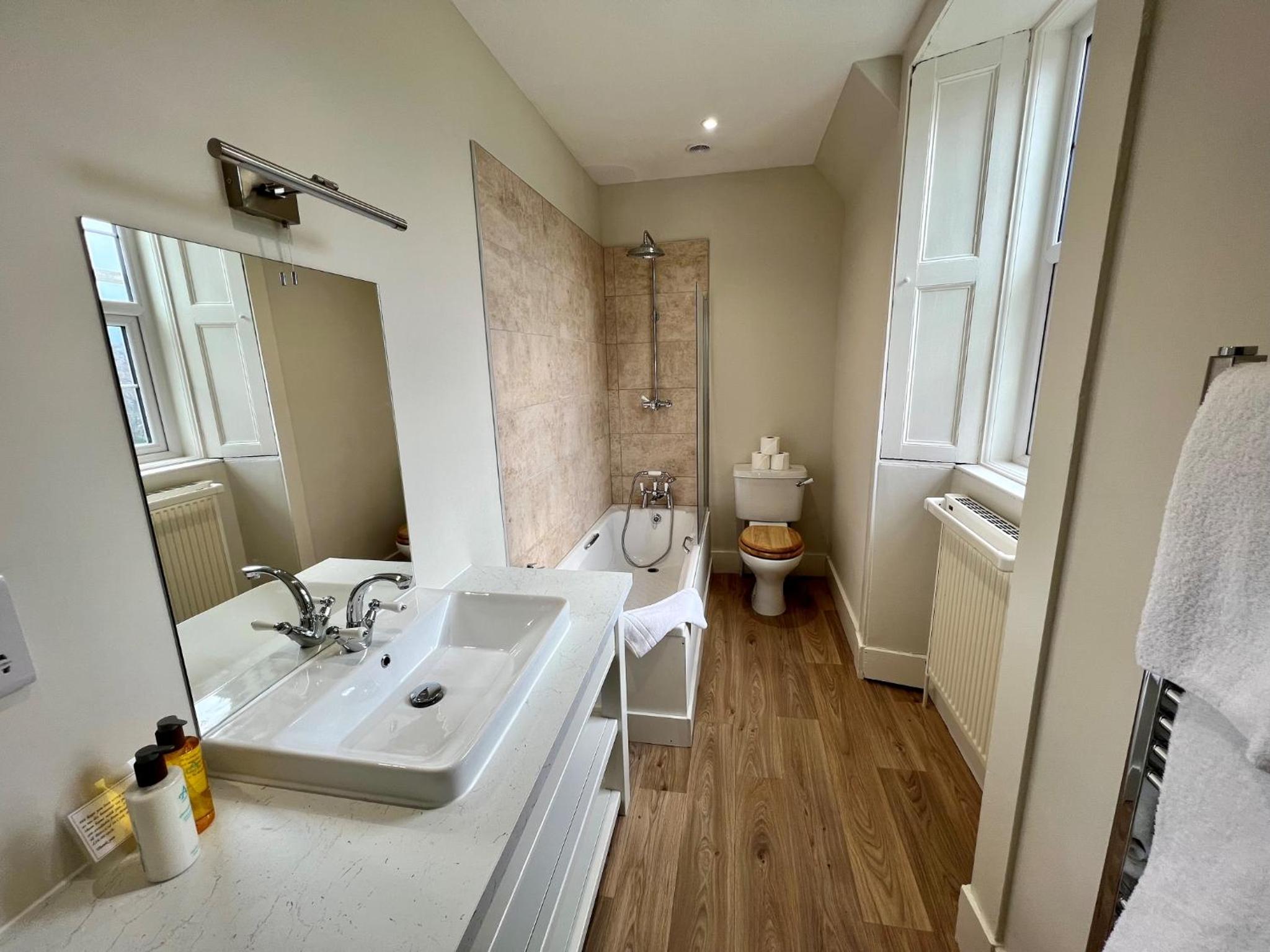 Five-Bedroom House photo 2