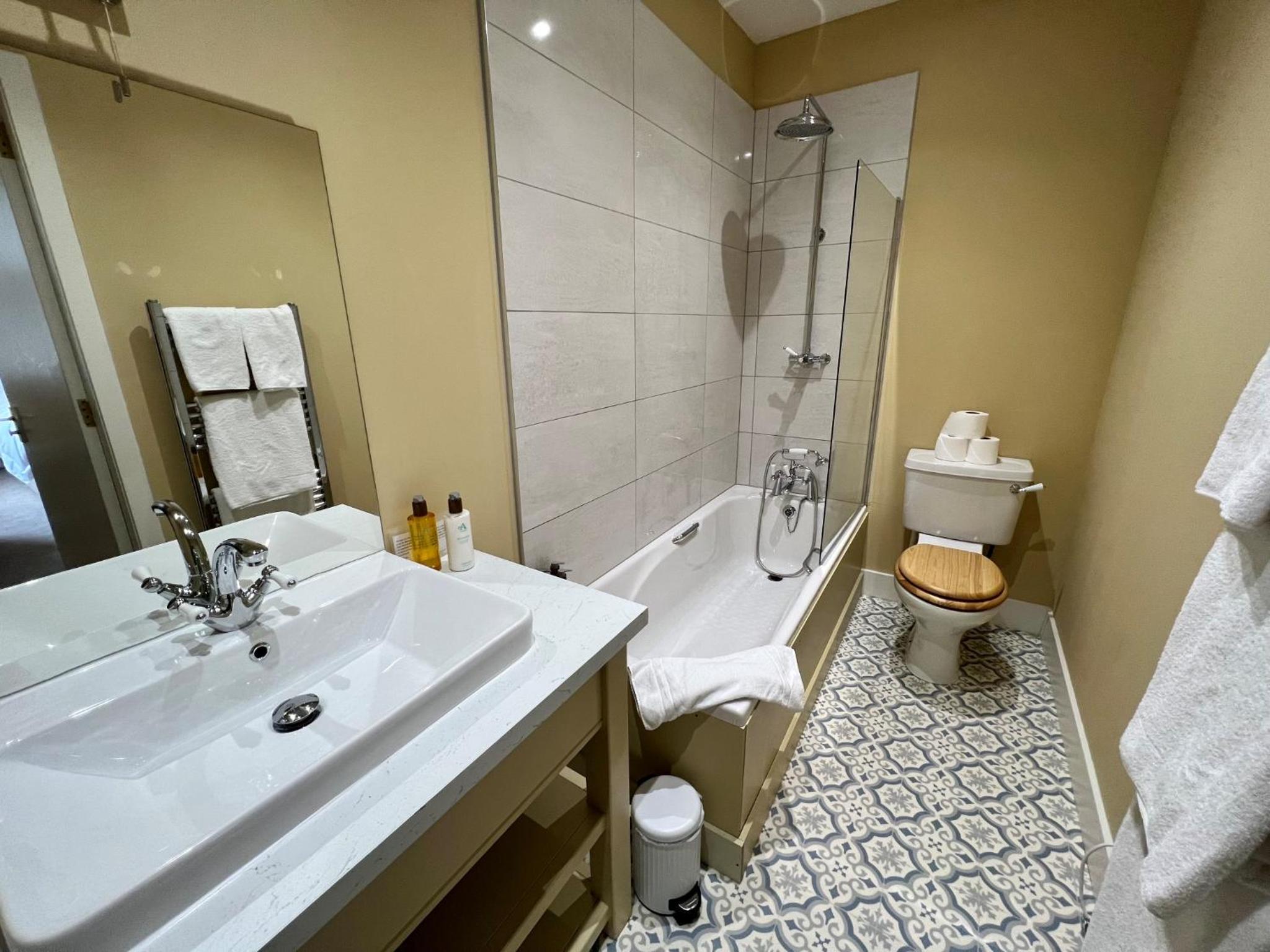 Five-Bedroom House photo 3