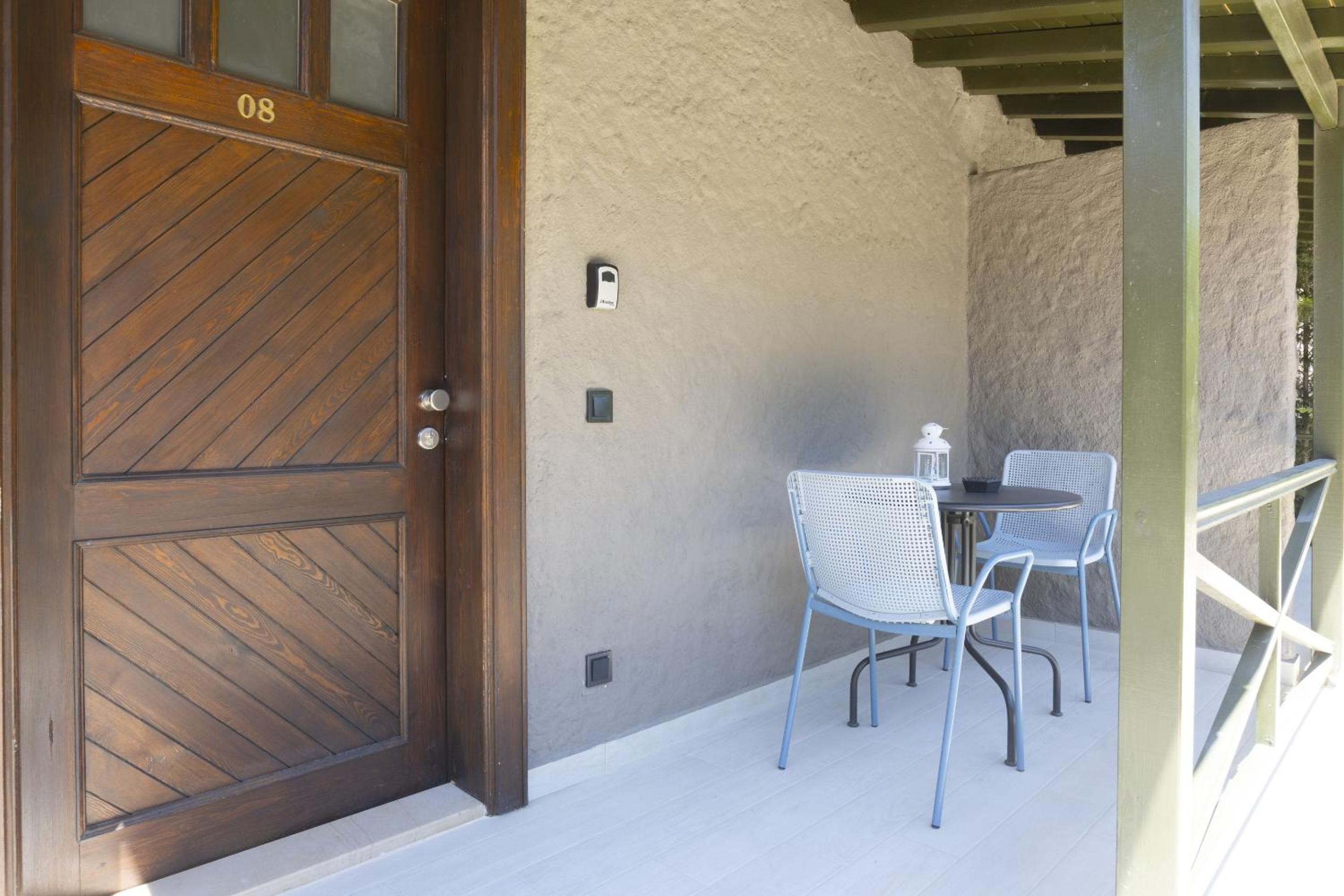 Superior Bungalow - Photo 2