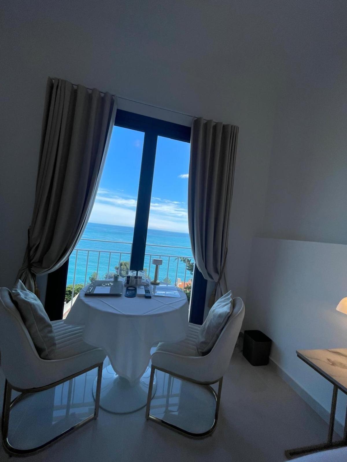Deluxe Double Room with Sea View - Photo 2