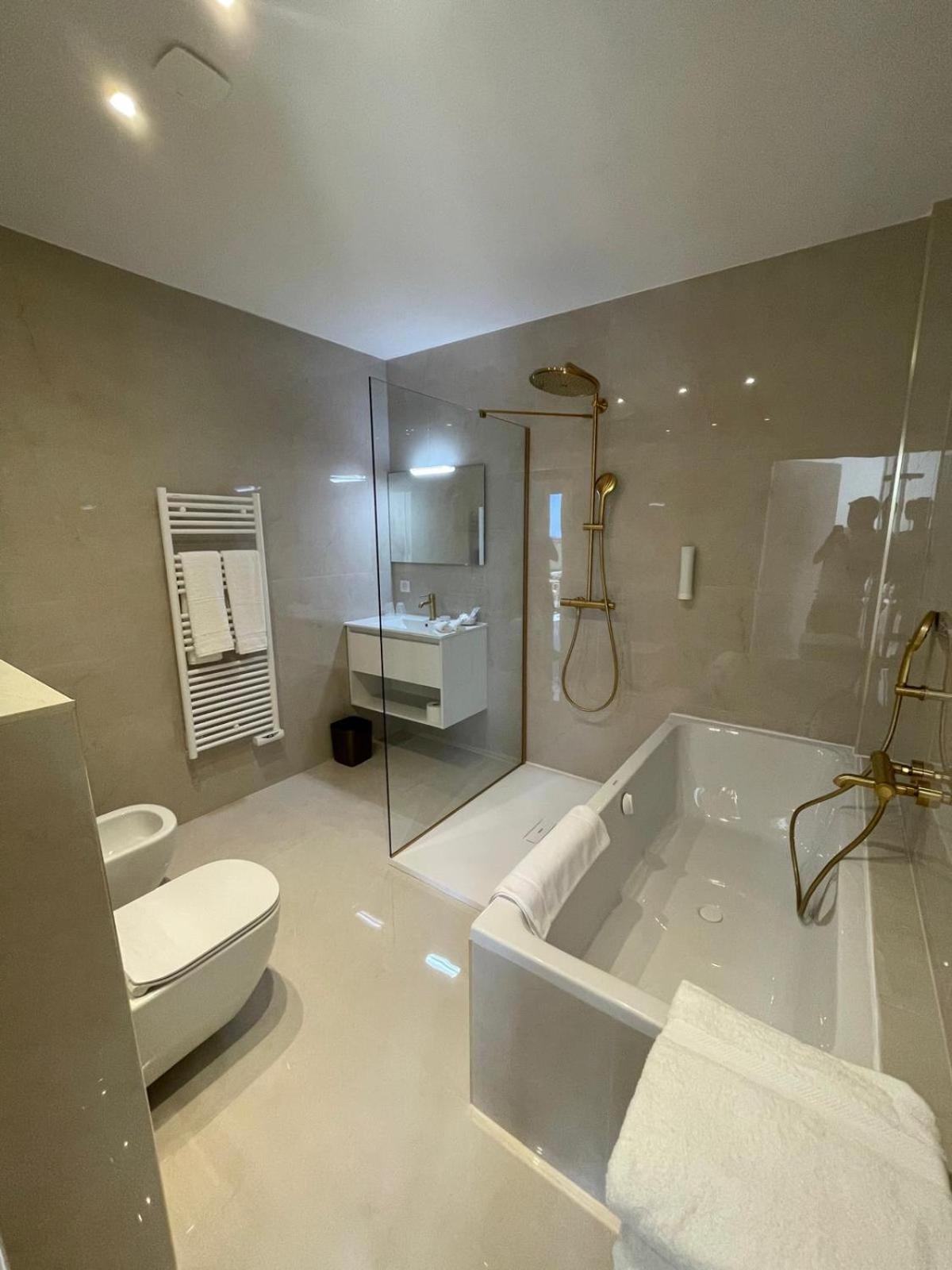Deluxe Double Room with Side Sea View - Photo 2
