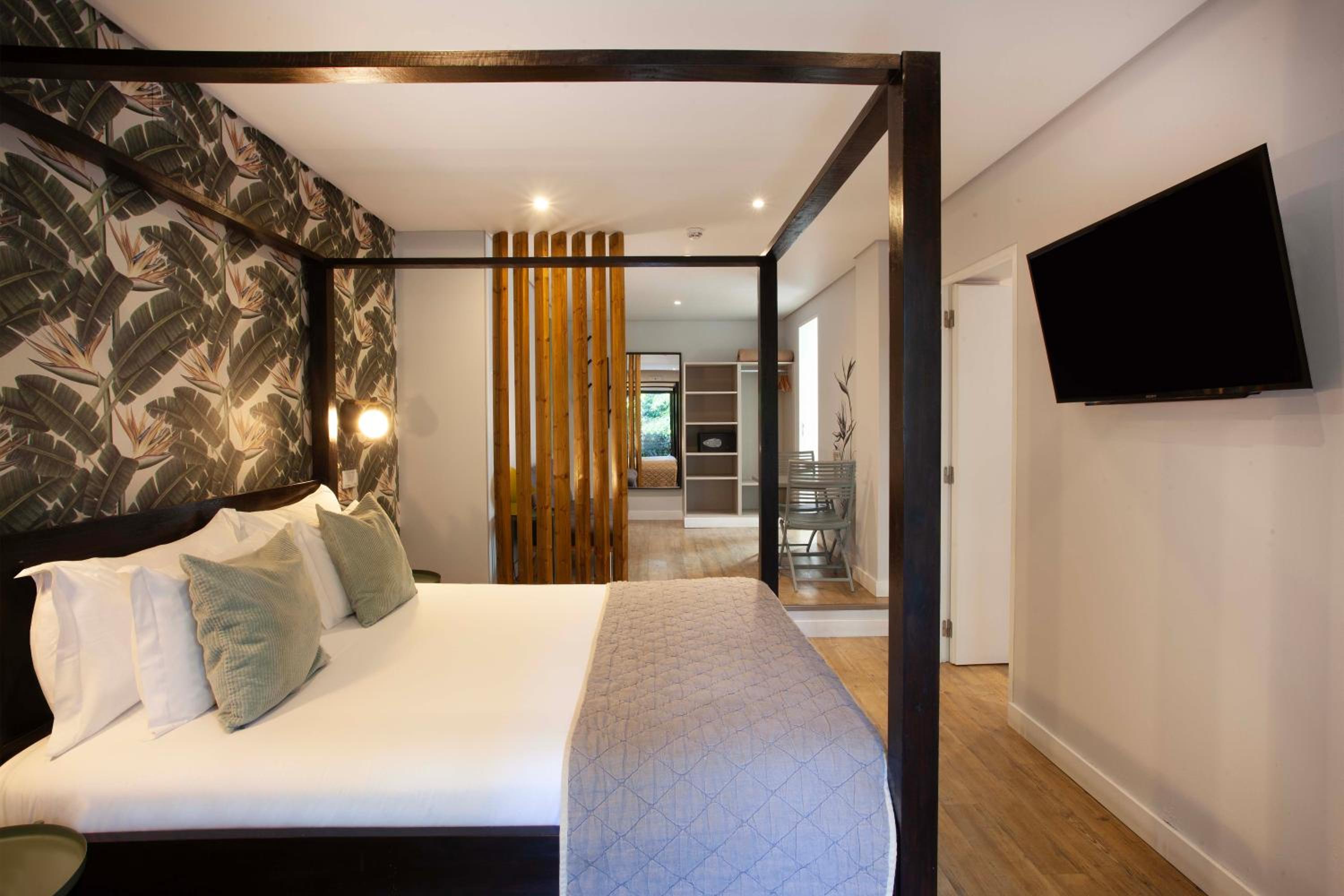 Junior Suite with Balcony and Kitchenette - Photo 3
