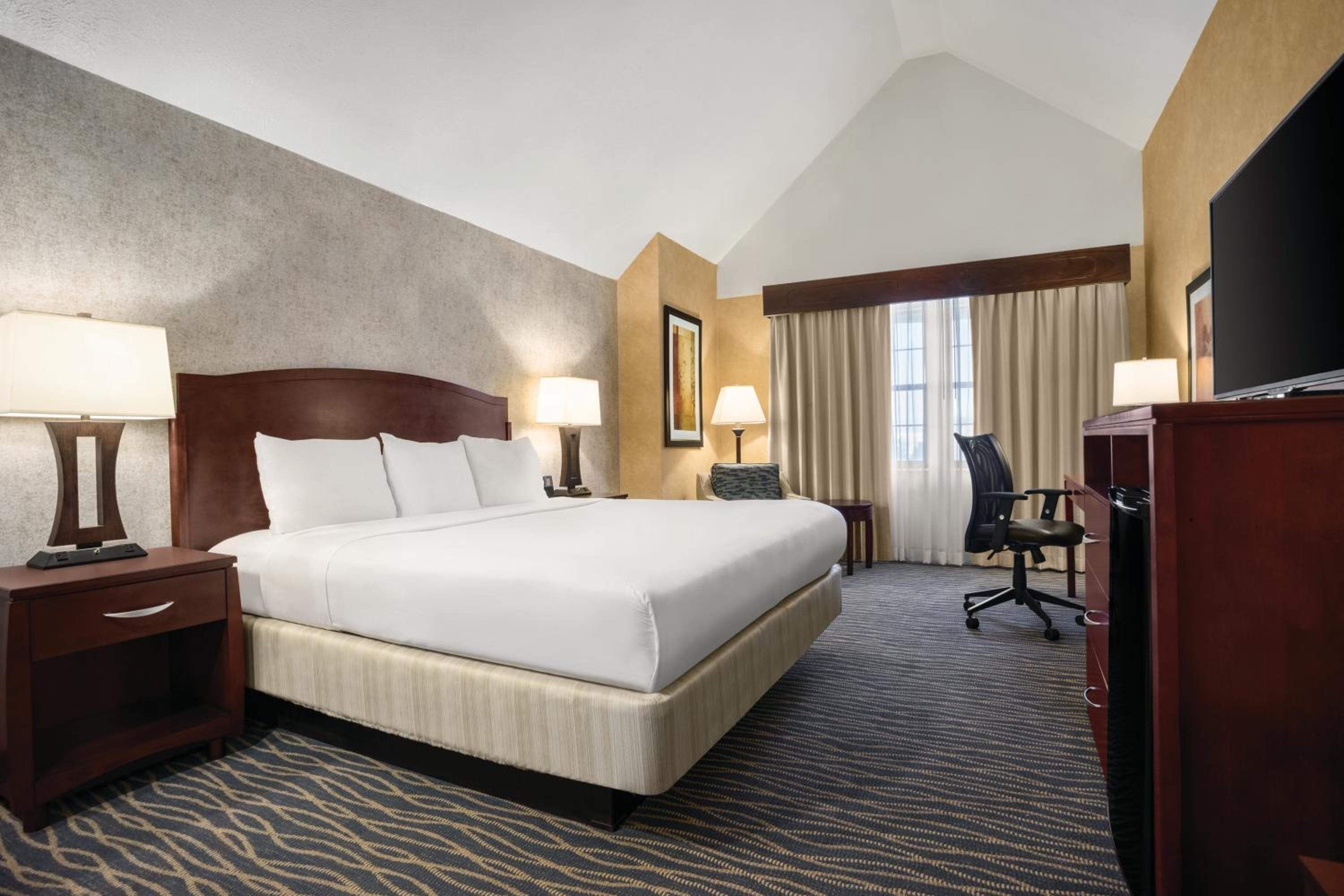 King Room - Non-Smoking - Photo 5