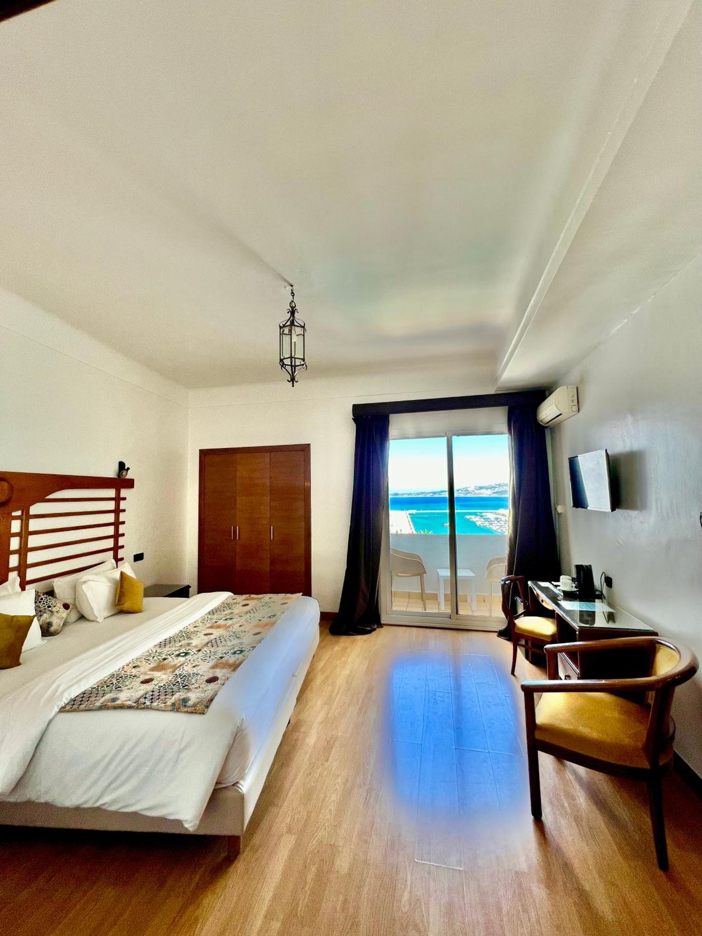 Deluxe Double Room with Sea View - Photo 2