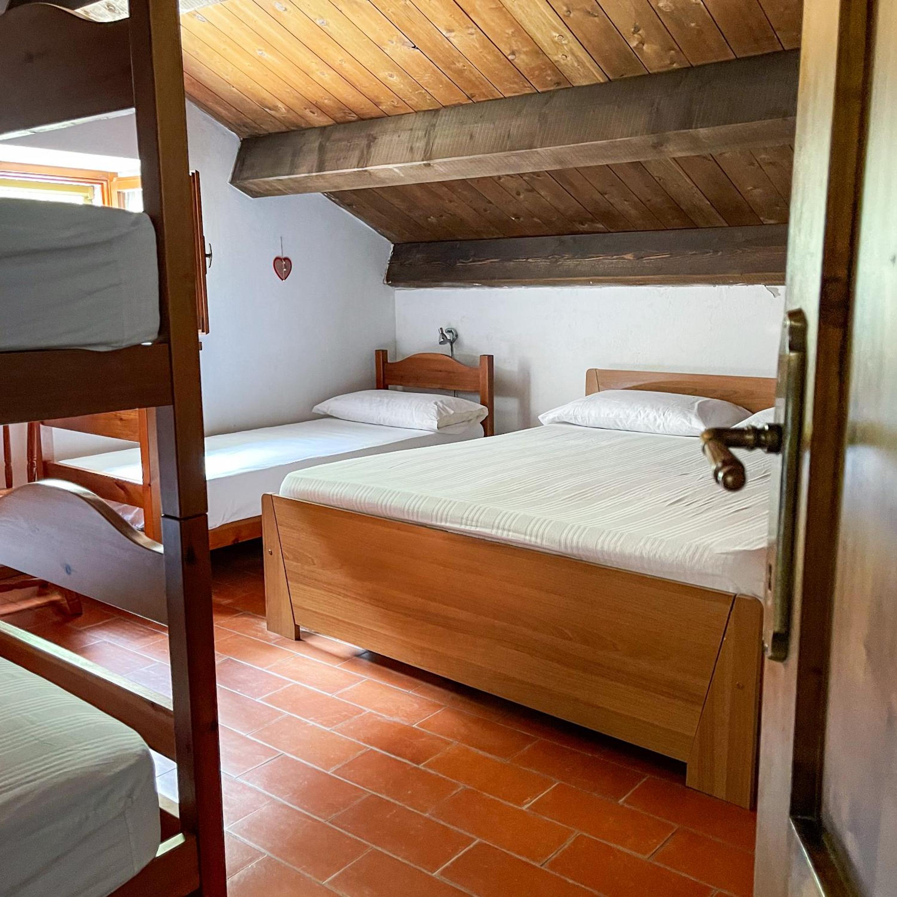 Quadruple Room with Shared Bathroom photo 1