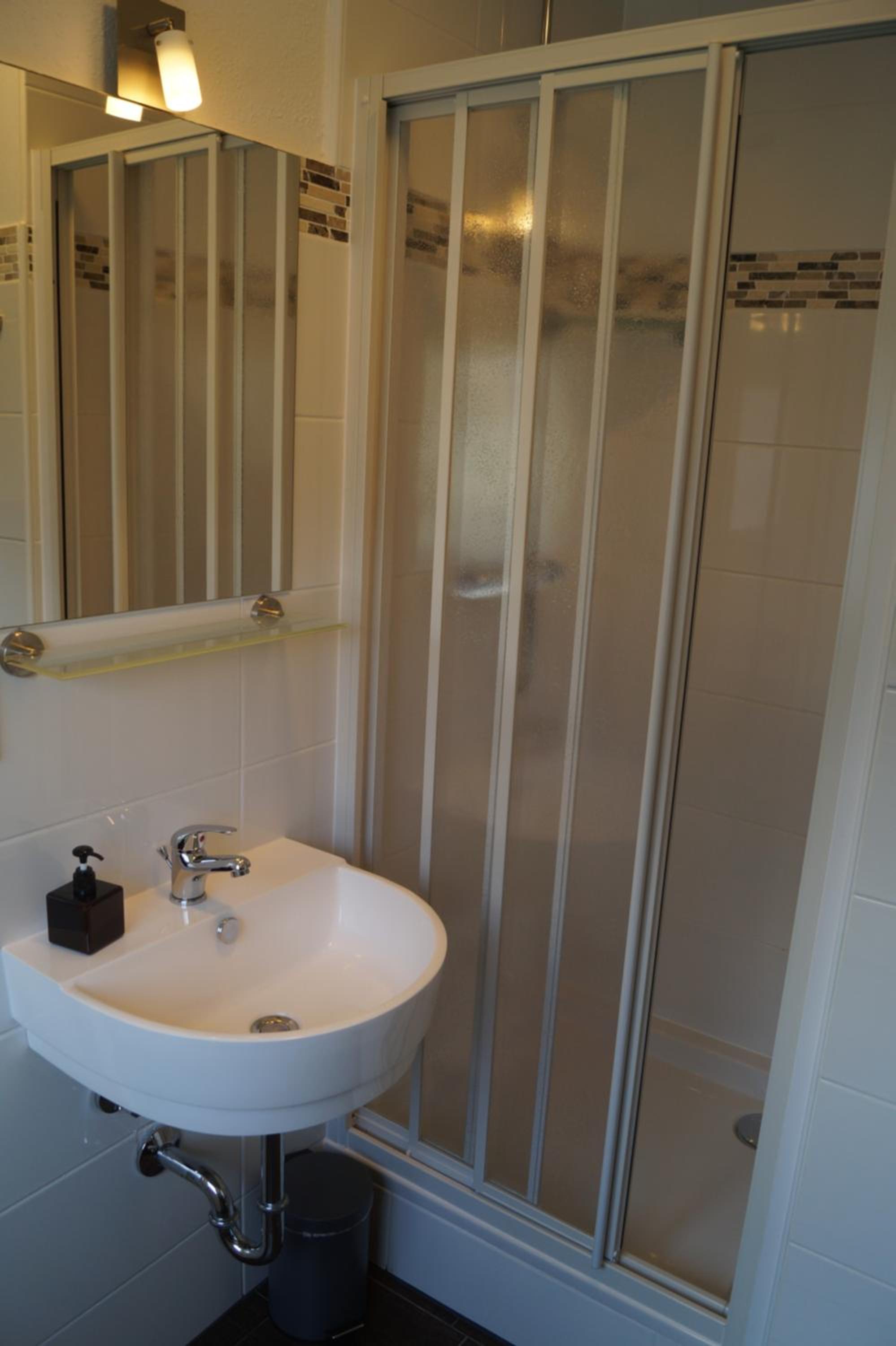 Twin Room with Private Bathroom - Photo 21