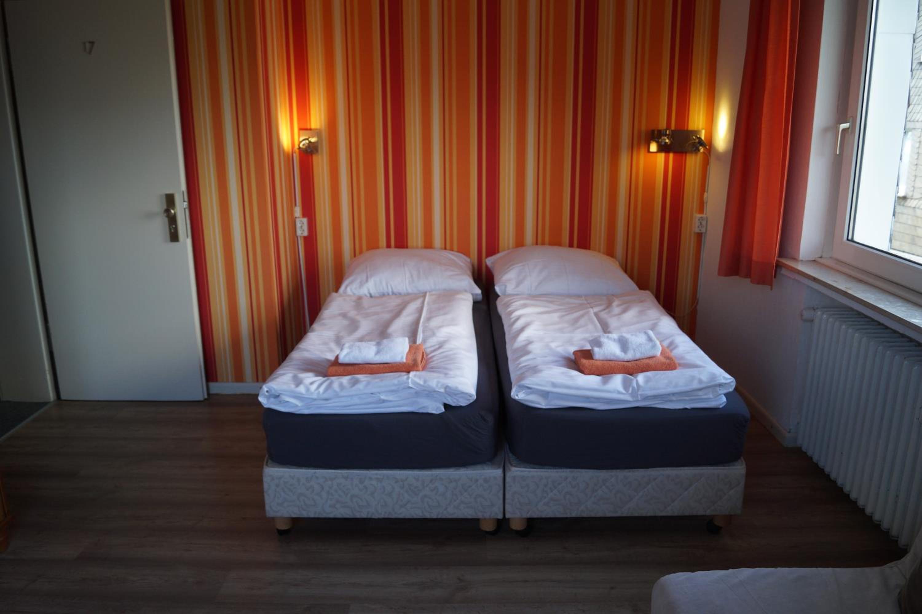 Twin Room with Private Bathroom - Photo 12