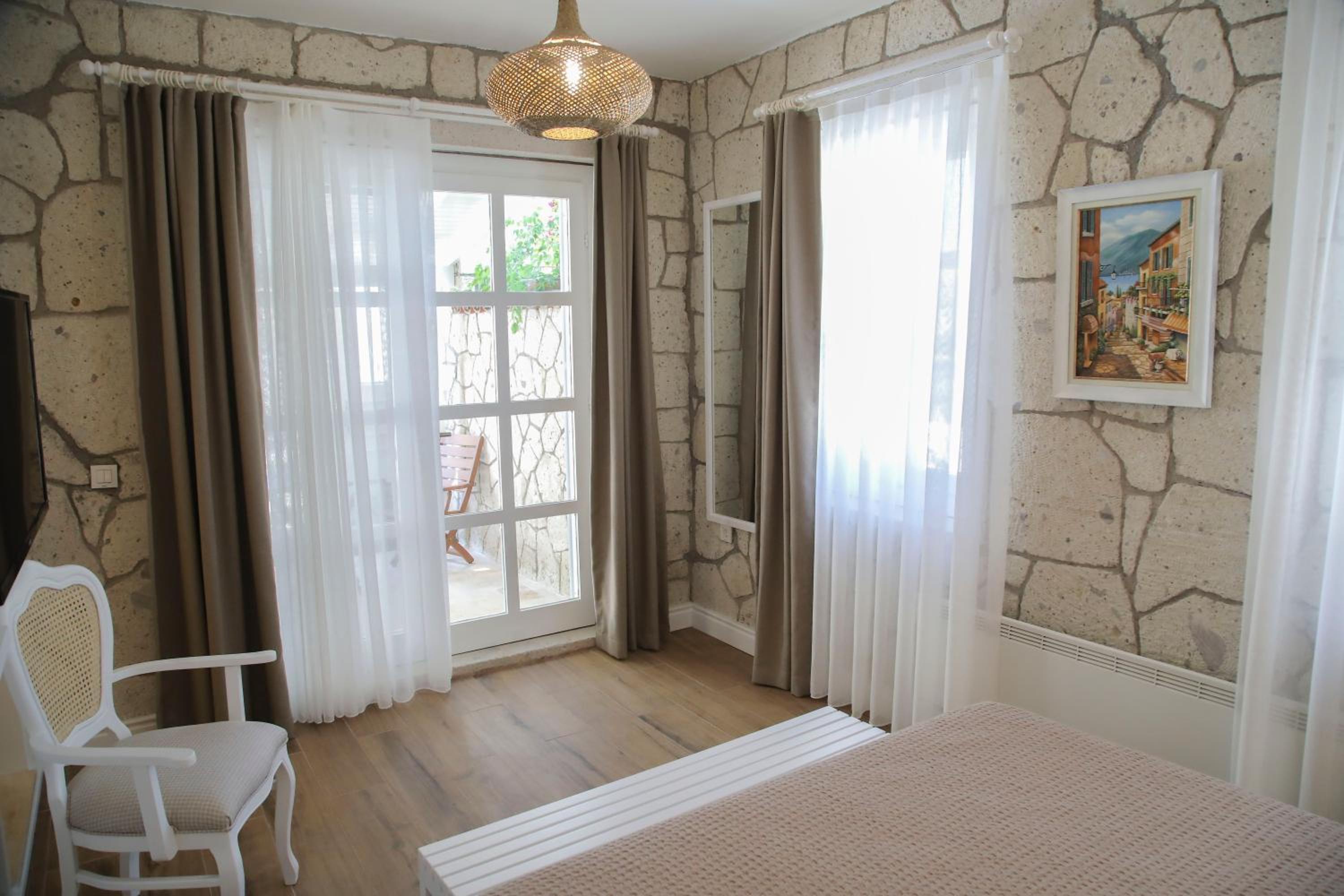 Queen Room with Garden View - Photo 7