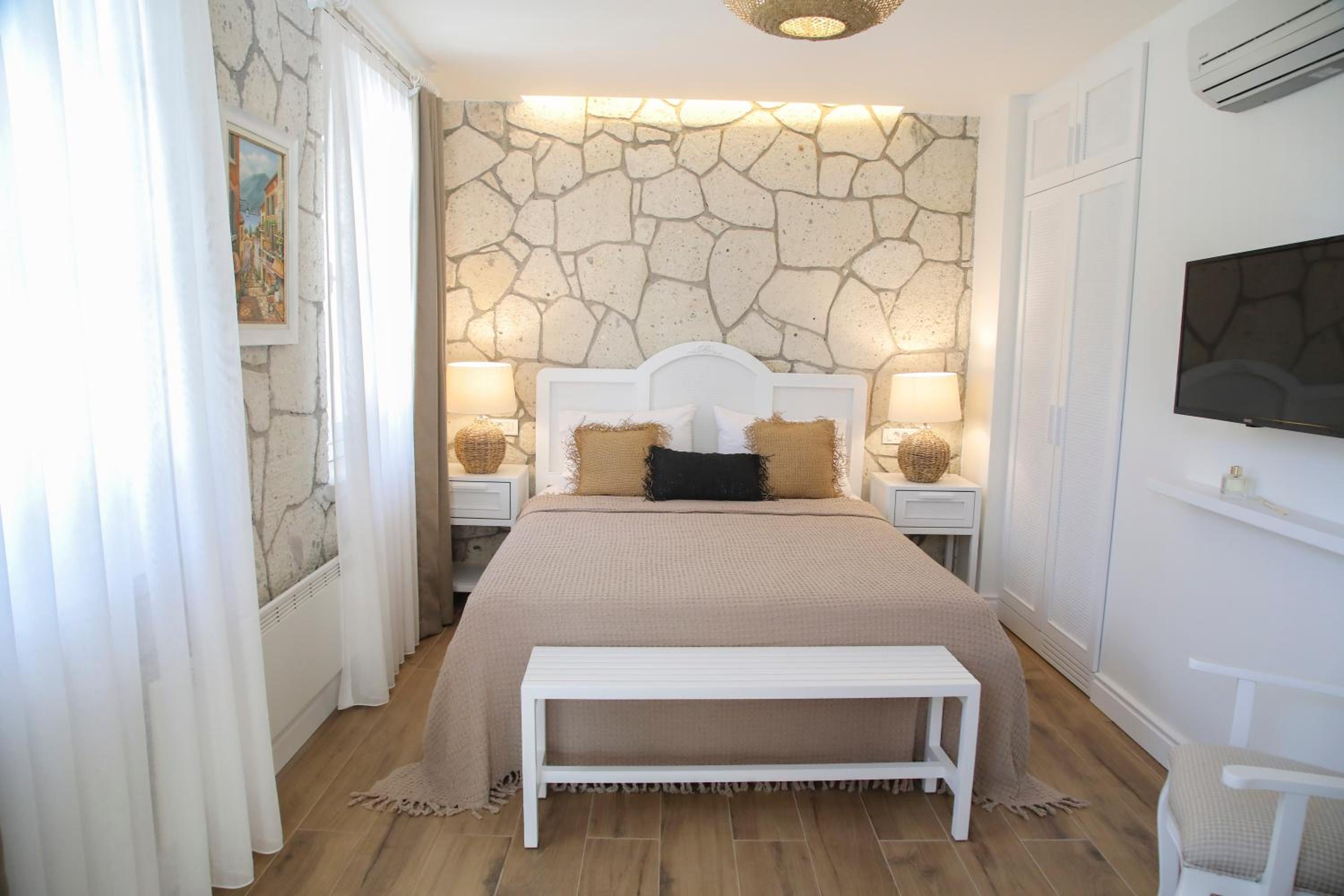 Queen Room with Garden View - Photo 4