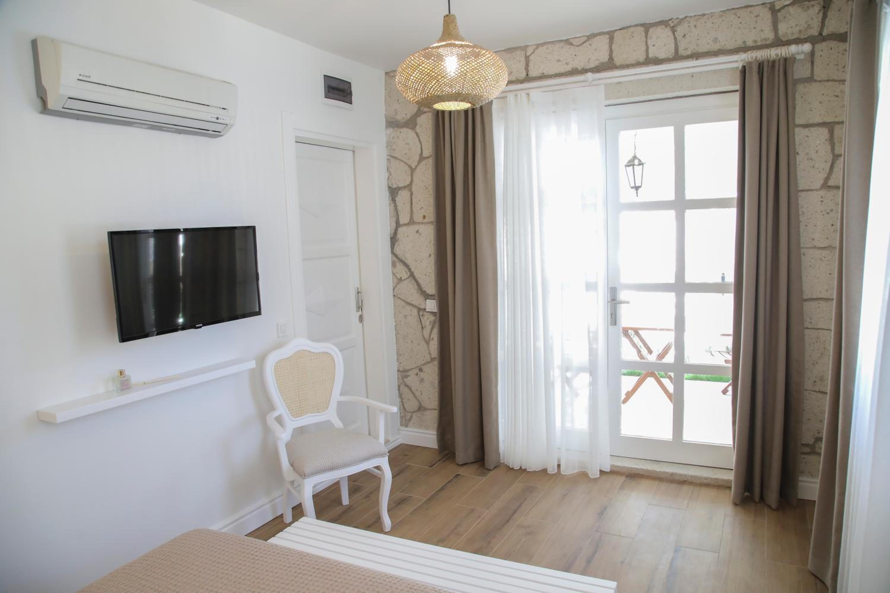 Queen Room with Garden View - Photo 1