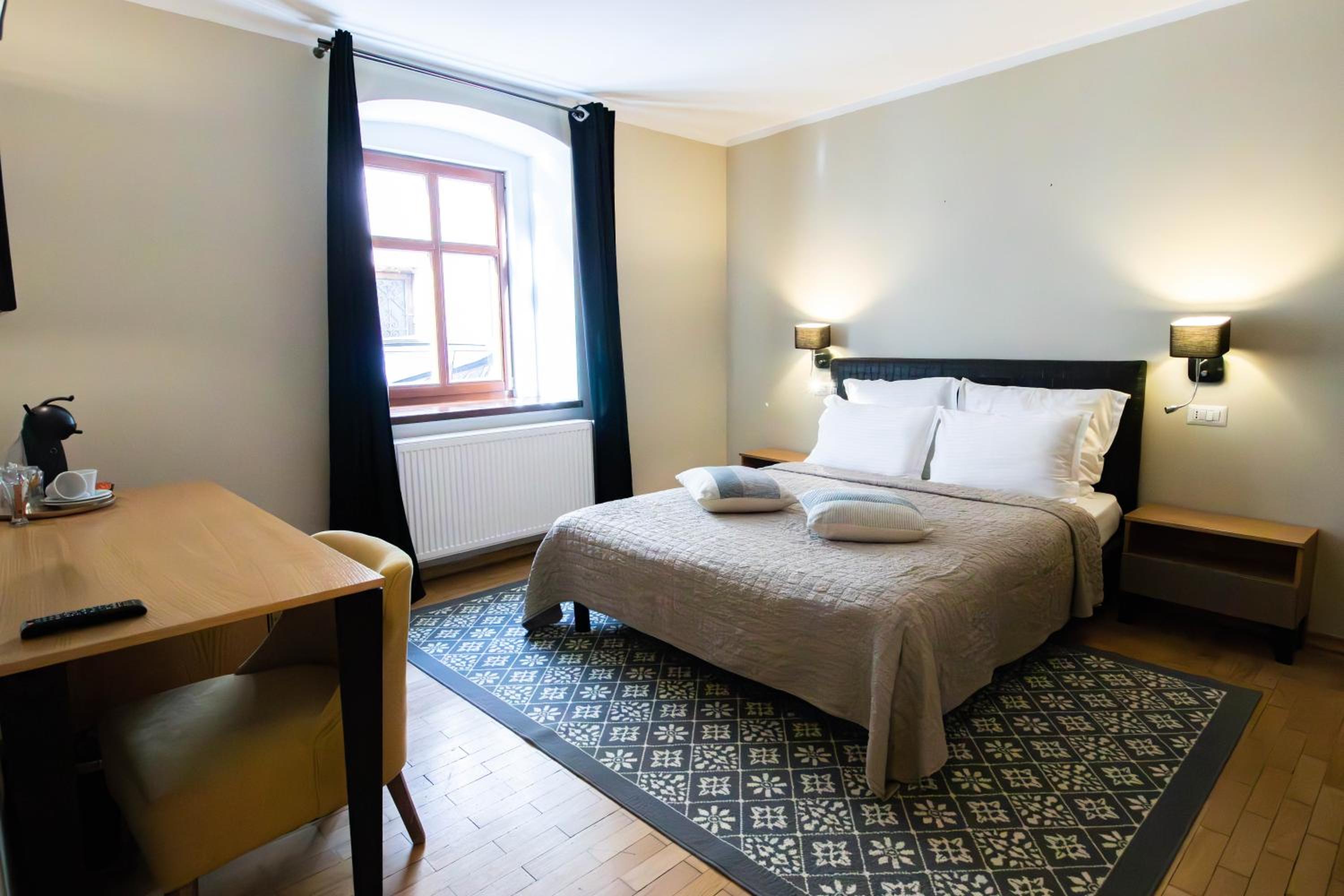 Double Room - Photo 5