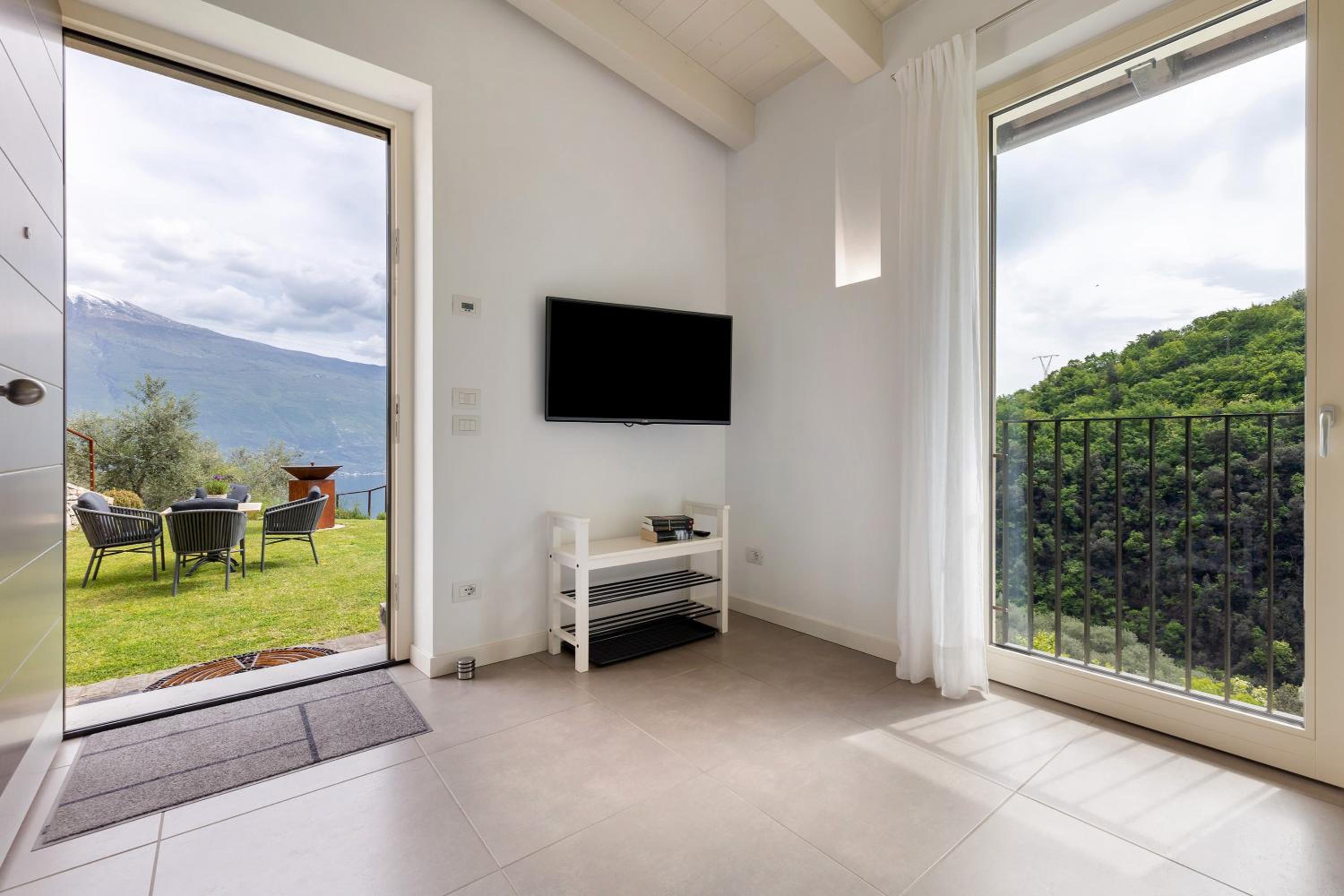 One-Bedroom Apartment with Lake View photo 3