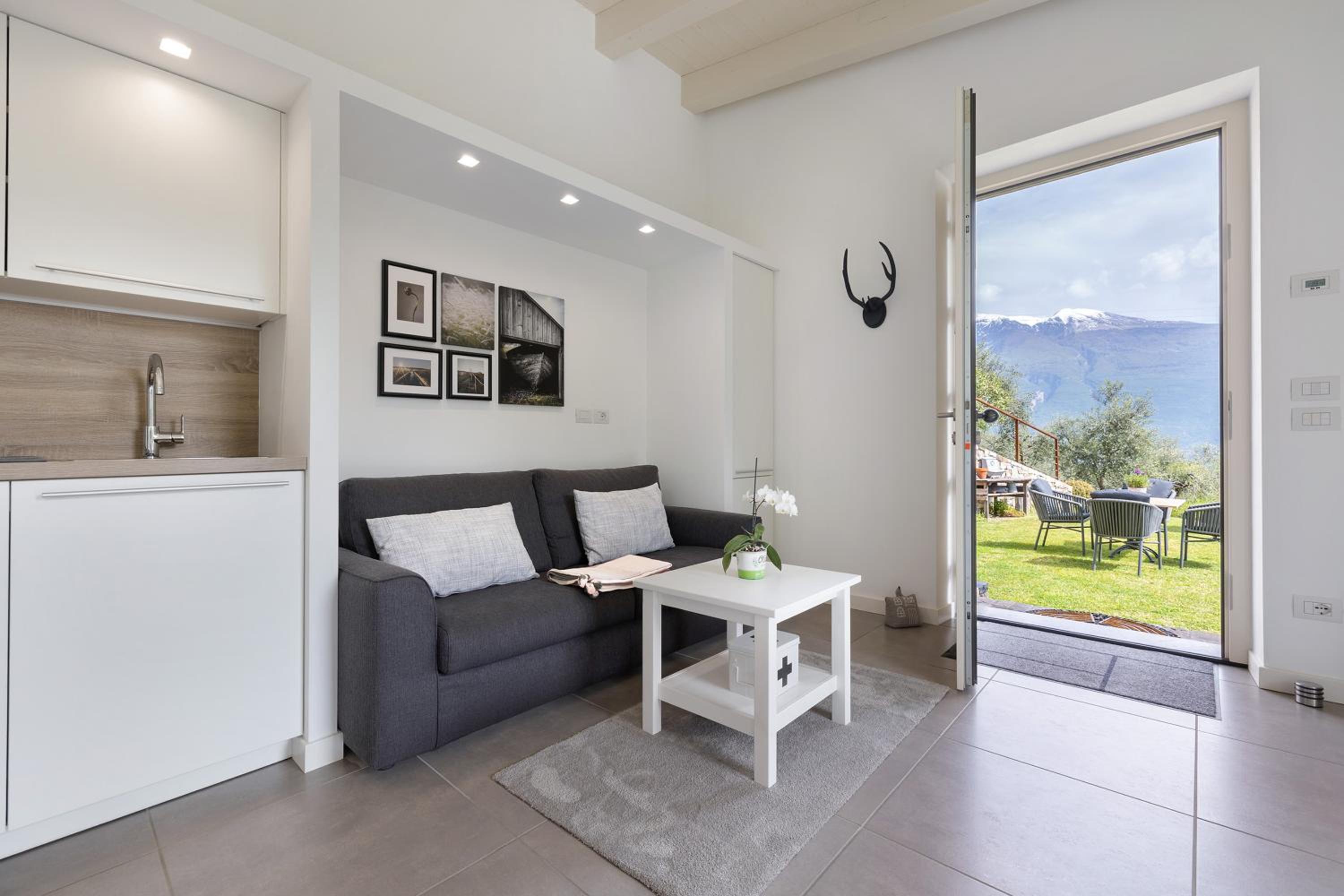 One-Bedroom Apartment with Lake View photo 1