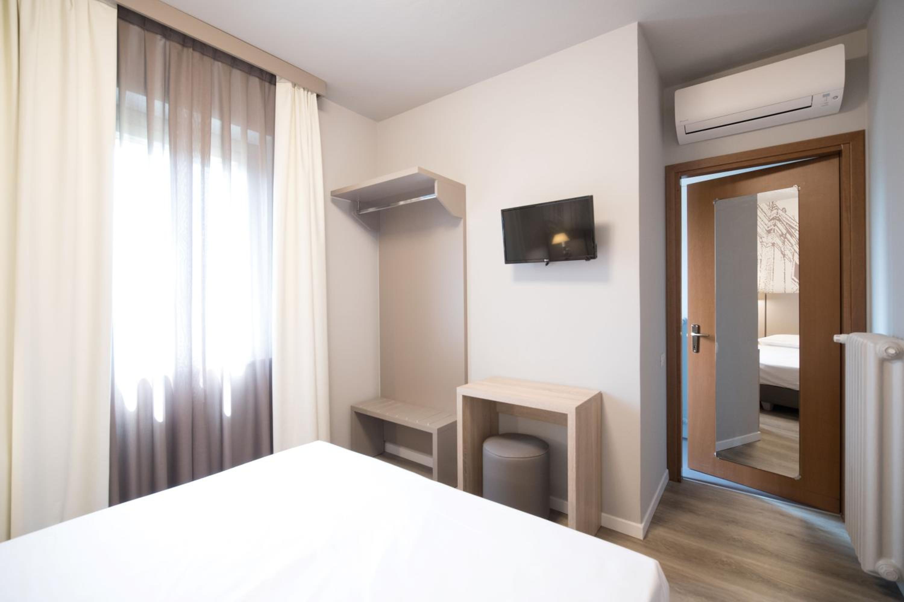 Double or Twin Room with Private Bathroom photo 1