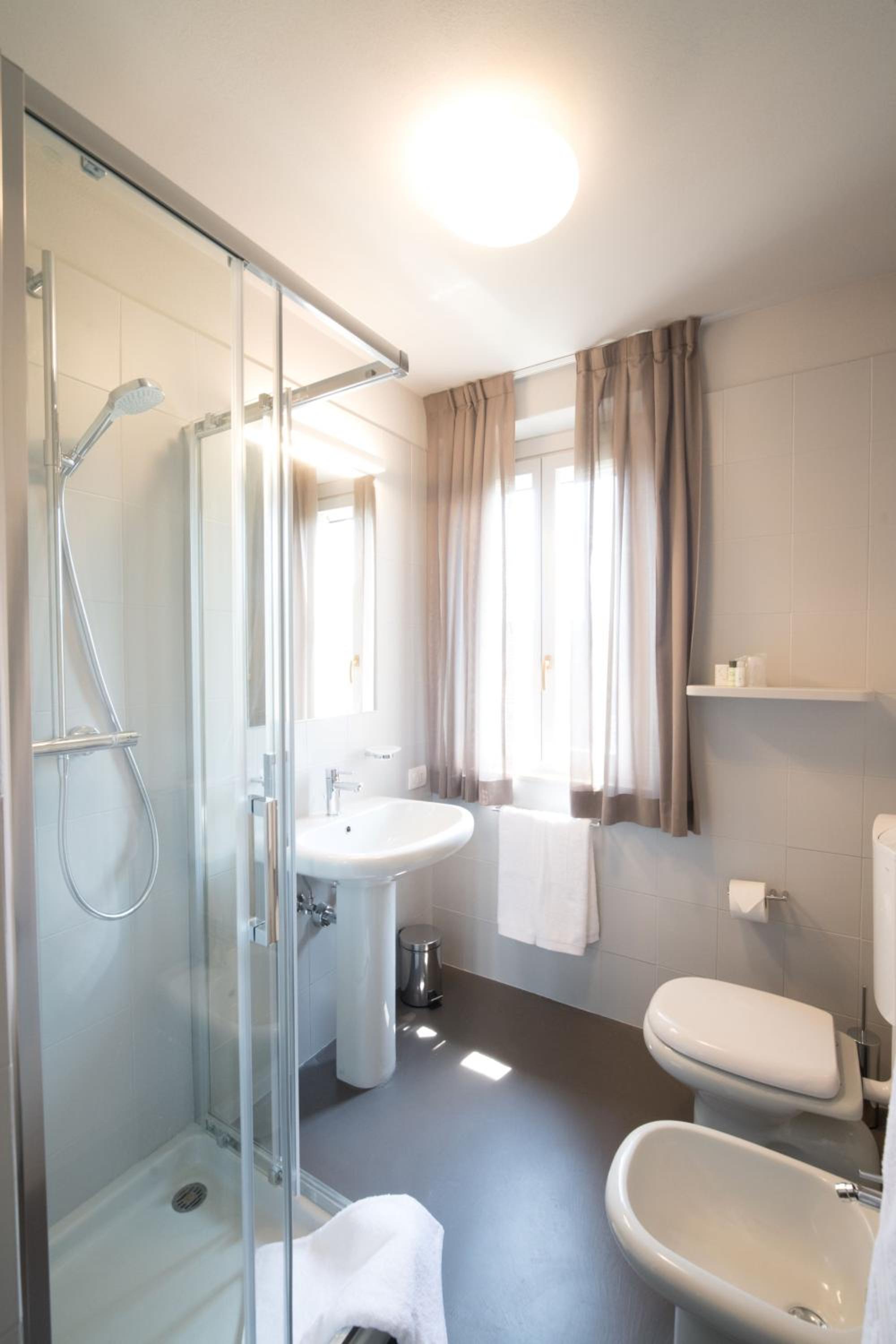 Double or Twin Room with Private Bathroom photo 3