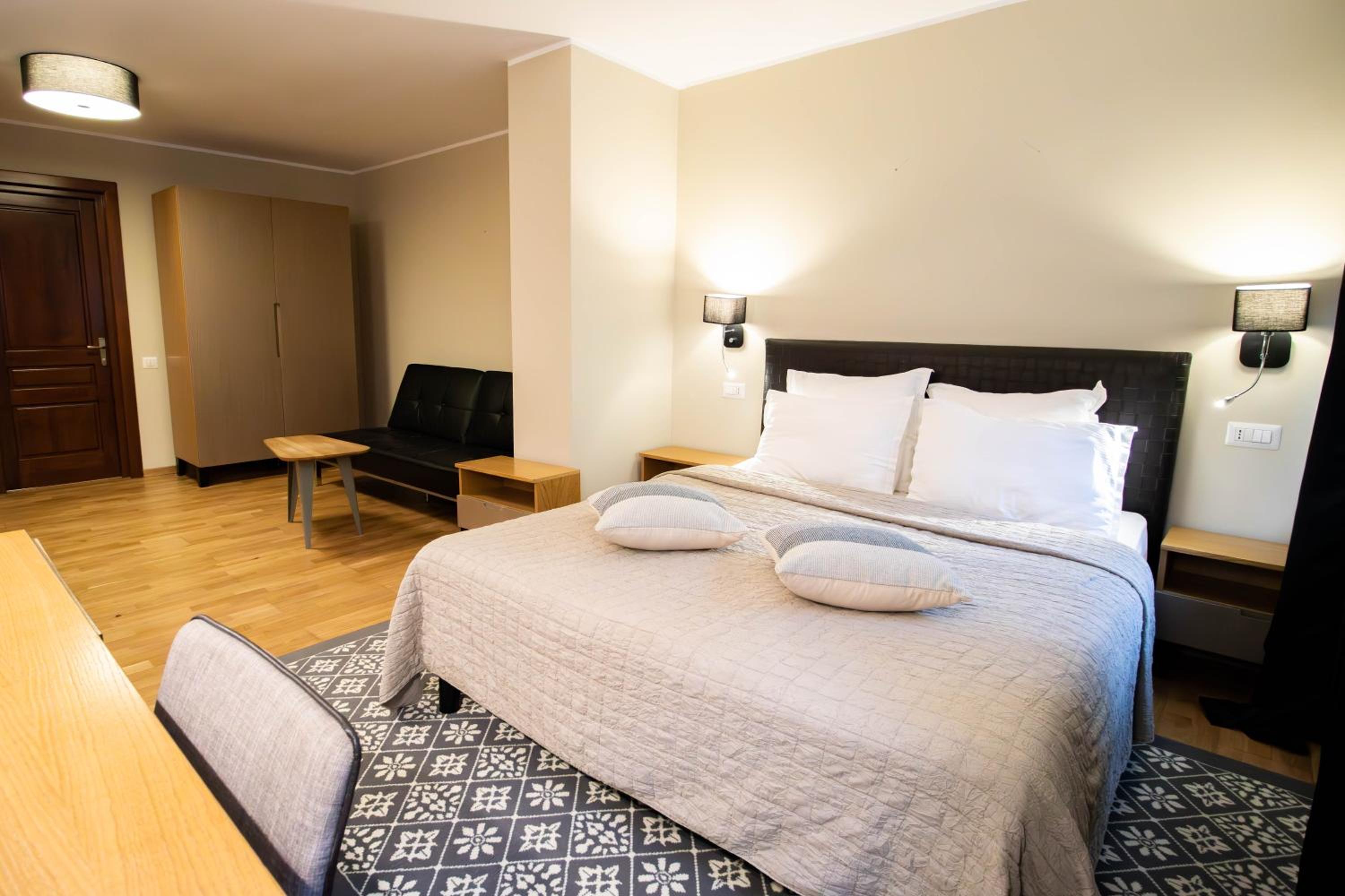 Standard King Room - Photo 6