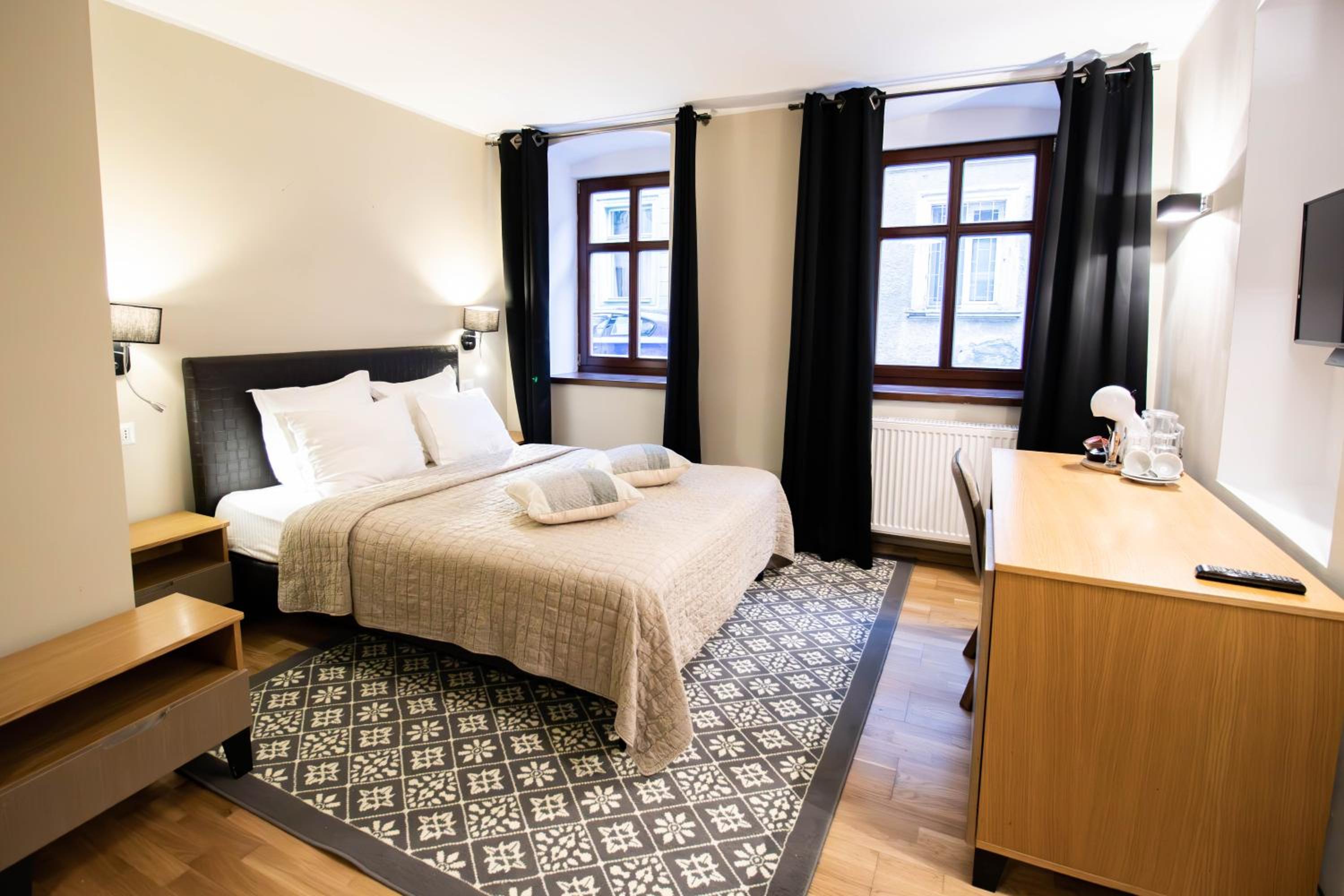 Standard King Room - Photo 7