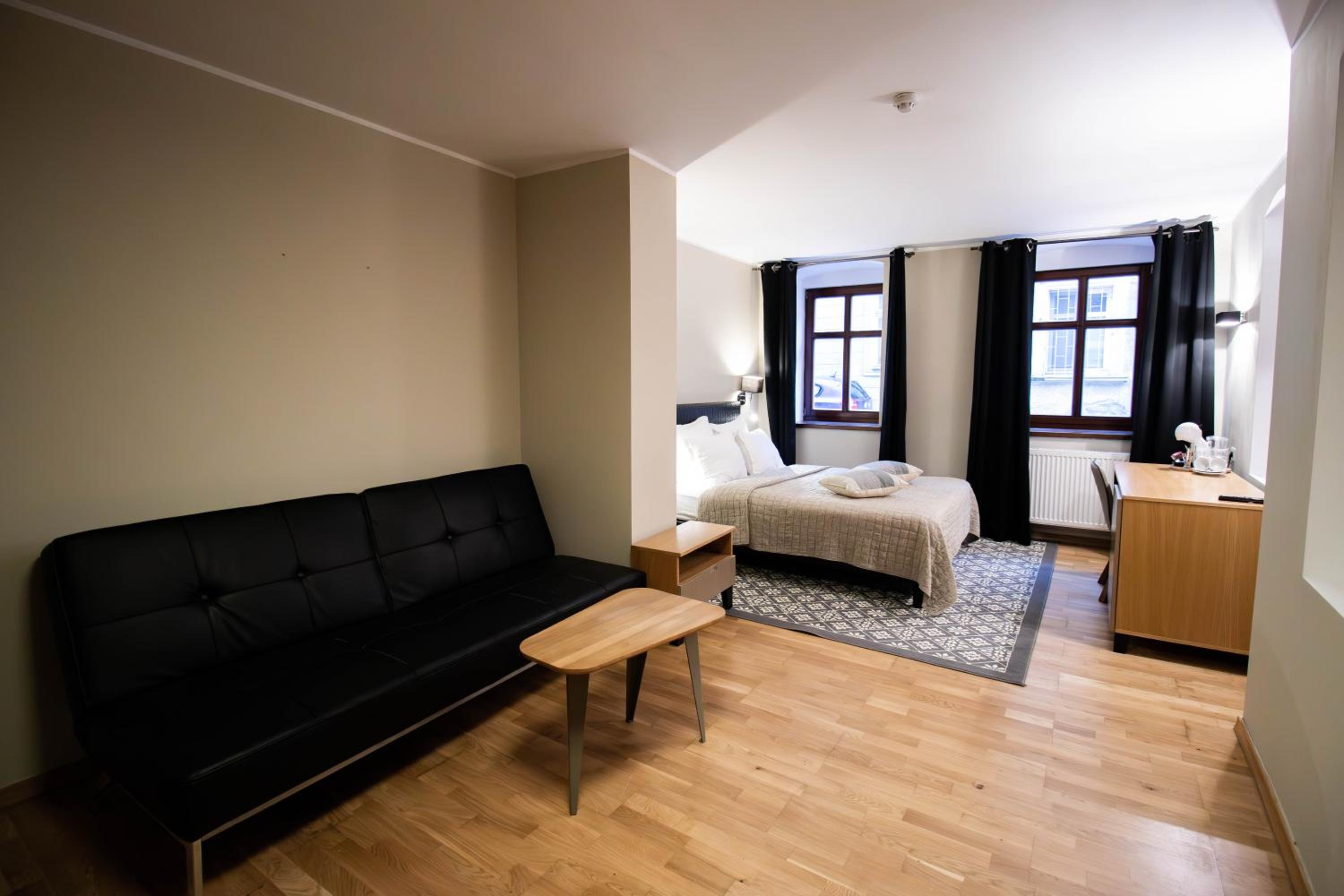 Standard King Room - Photo 8